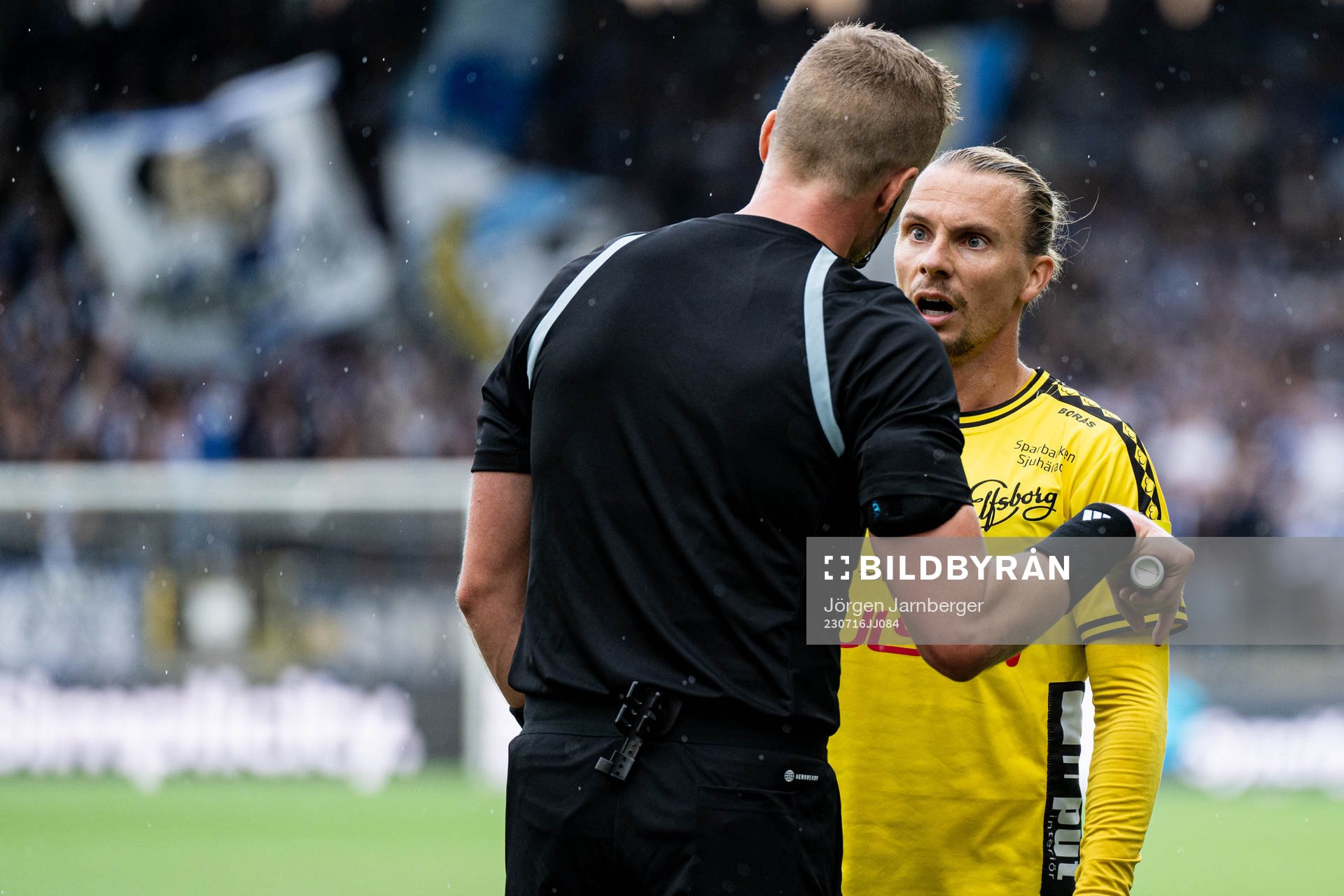Elfsborgs Niklas Hult diskuterar med Domare Glenn Nyberg