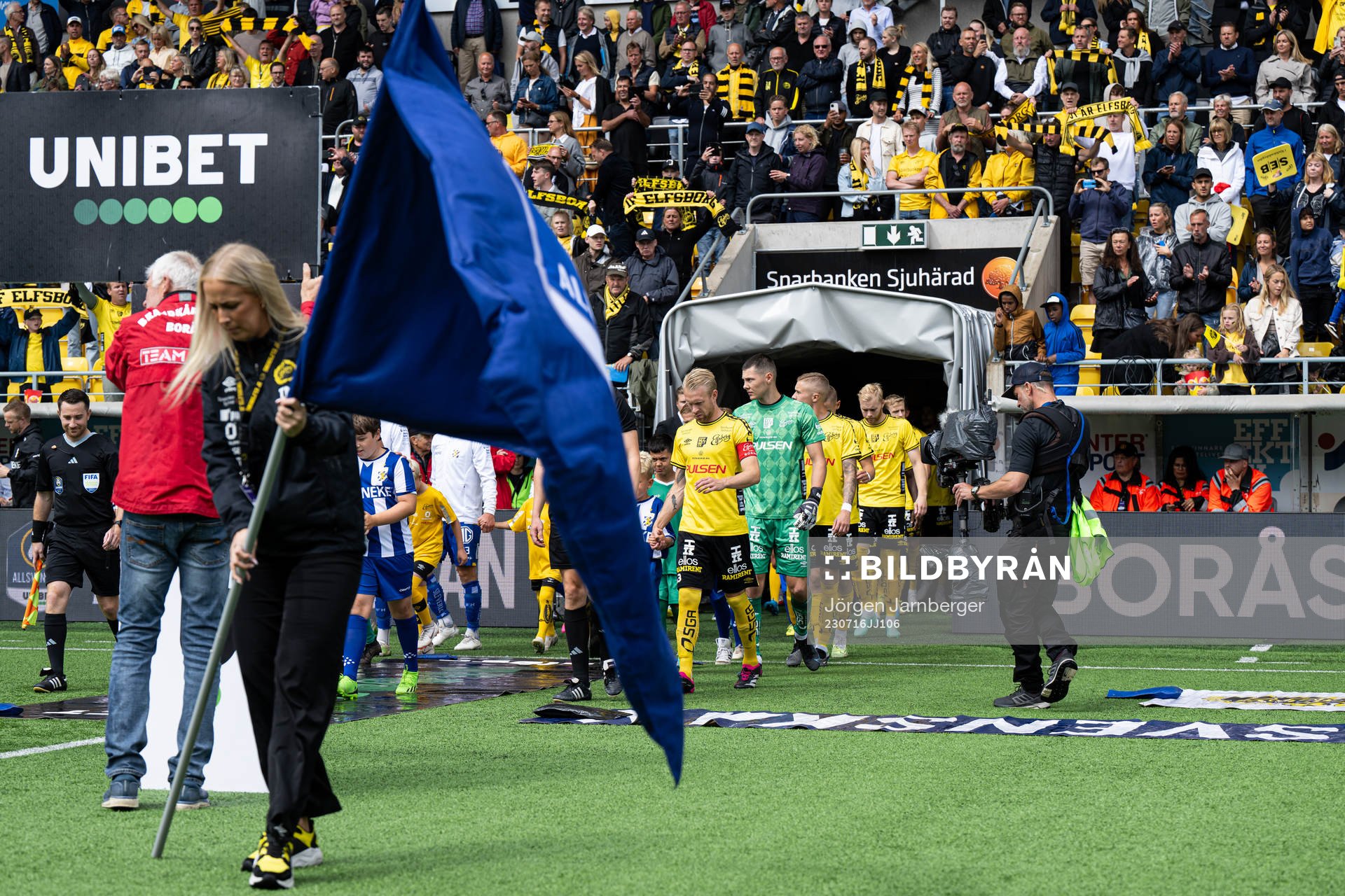 Spelarna kommer in på arenan