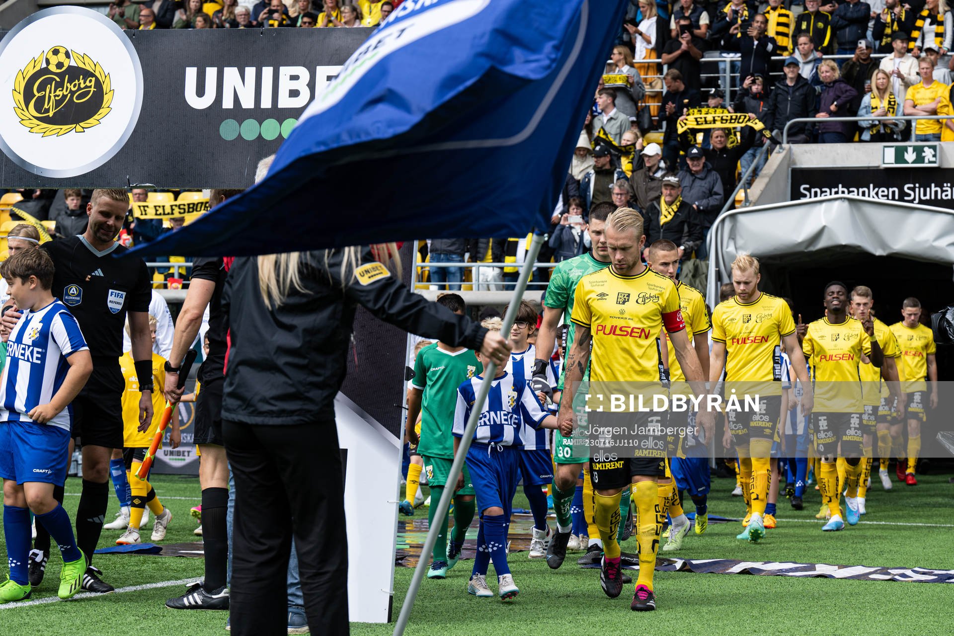 Spelarna kommer in på arenan