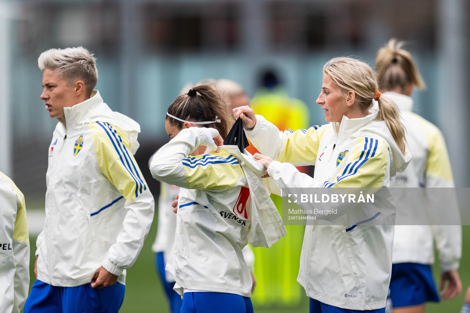 Kosovare Asllani receives help with the GPS from Sofia