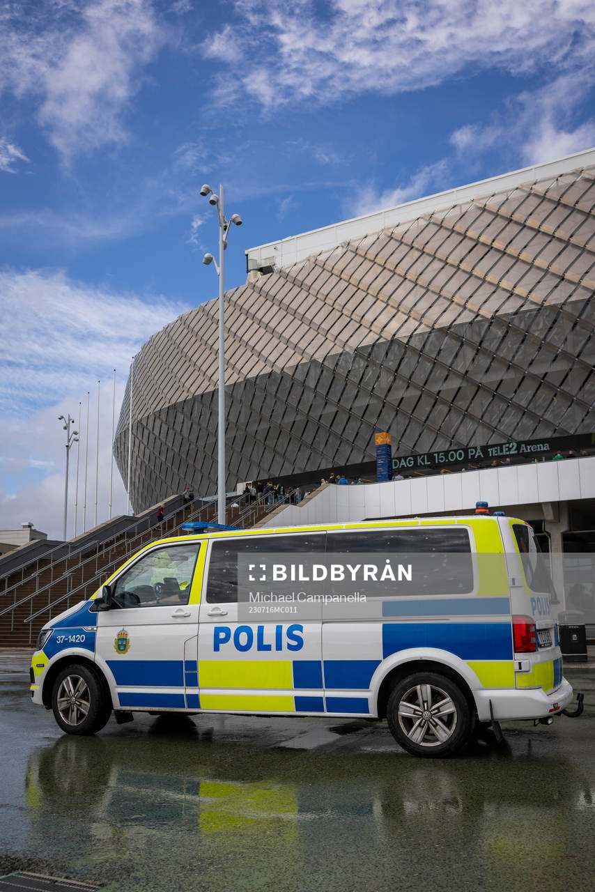 Polisbil utanför Tele2 Arena innan fotbollsmatchen i