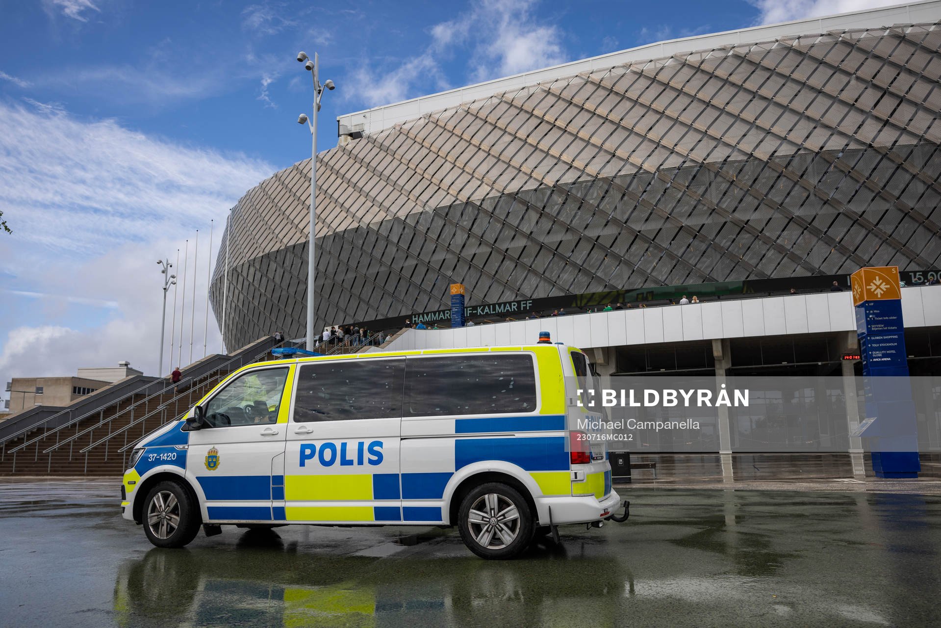 Polisbil utanför Tele2 Arena innan fotbollsmatchen i