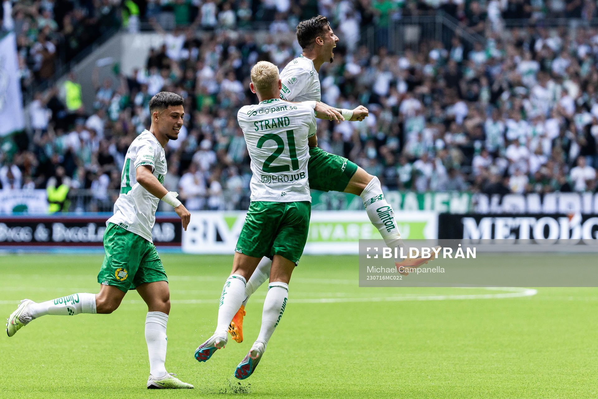 Hammarbys Viktor Djukanovic jublar med lagkamrater