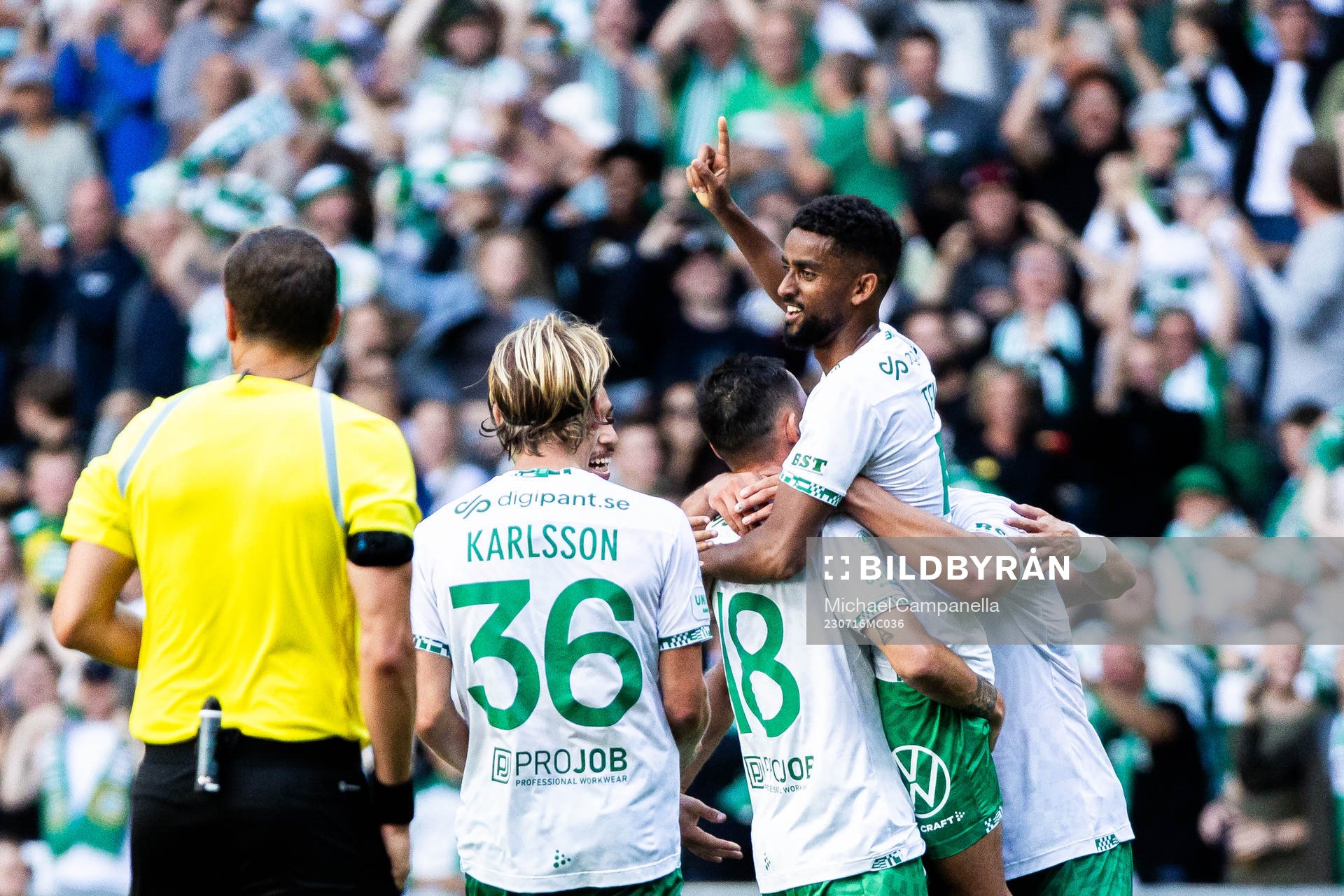 Hammarbys Tesfaldet Tekie jublar med lagkamrater efter 3-1 under fotbollsmatchen i Allsvenskan mellan Hammarby och Kalmar den 16 juli 2023 i Stockholm.