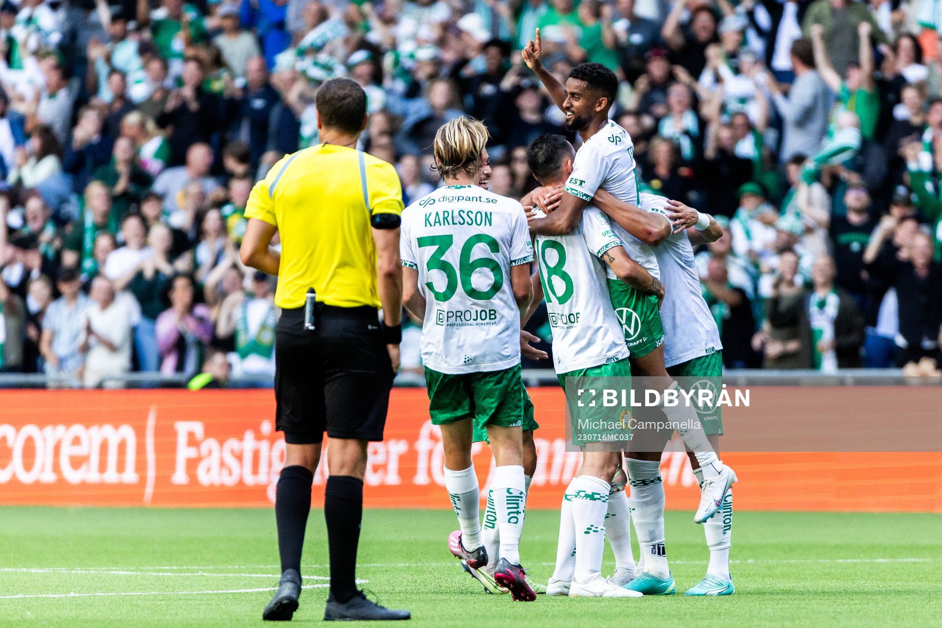 Hammarbys Tesfaldet Tekie jublar med lagkamrater efter 3-1 under fotbollsmatchen i Allsvenskan mellan Hammarby och Kalmar den 16 juli 2023 i Stockholm.