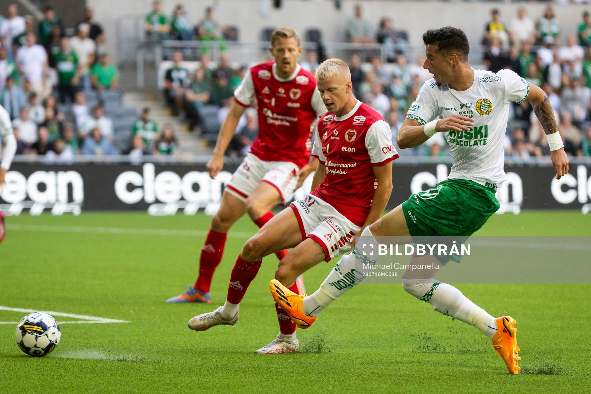 Hammarbys Viktor Djukanovic och Kalmars Rasmus Sjöstedt