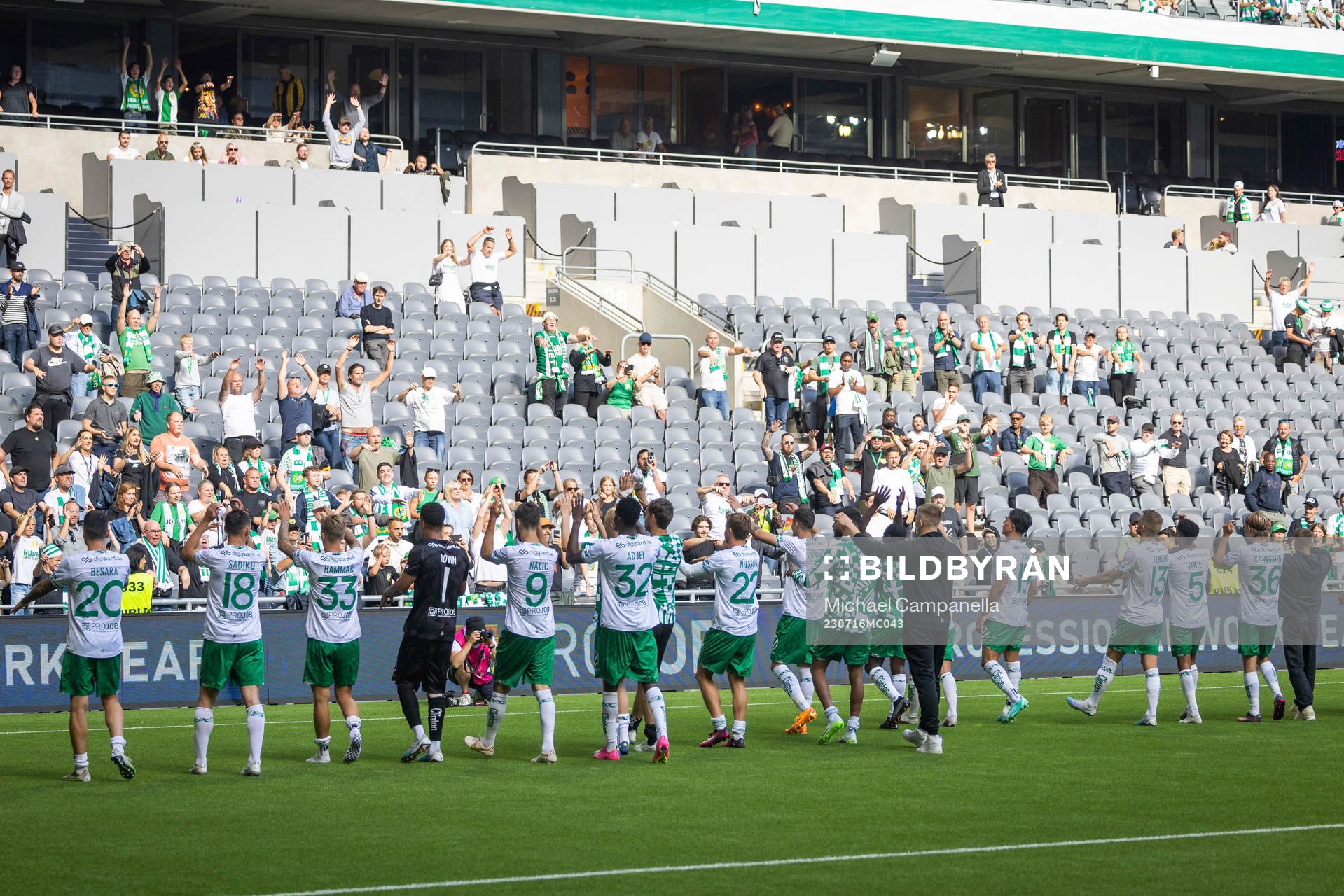 Hammarbys spelarna tackar publiken
