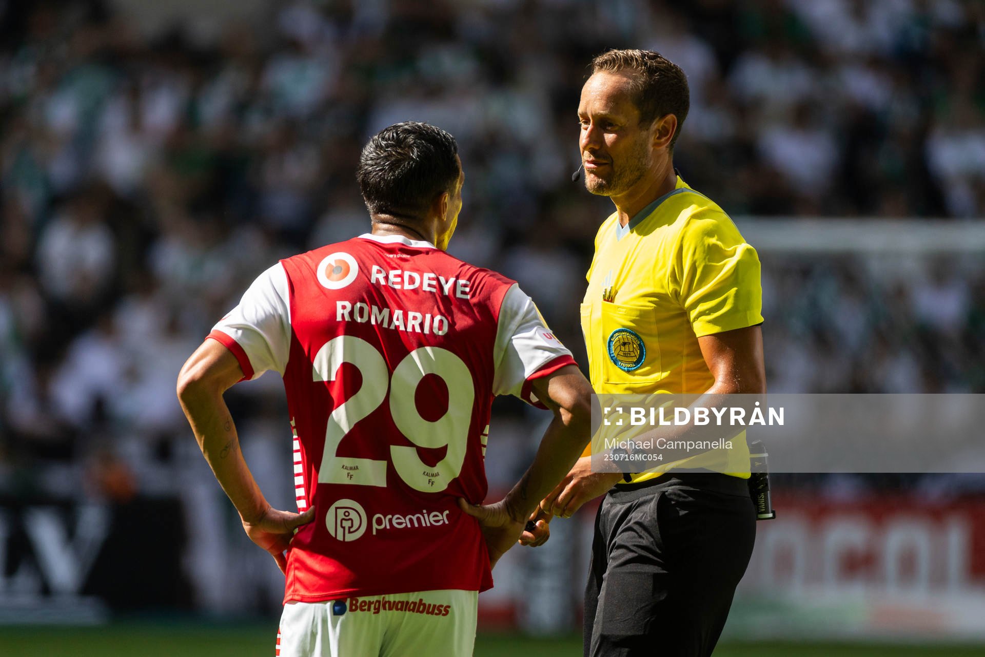 Kalmars Romario Pereira Sipiao pratar med Domare Victor Wolf under fotbollsmatchen i Allsvenskan mellan Hammarby och Kalmar den 16 juli 2023 i Stockholm.