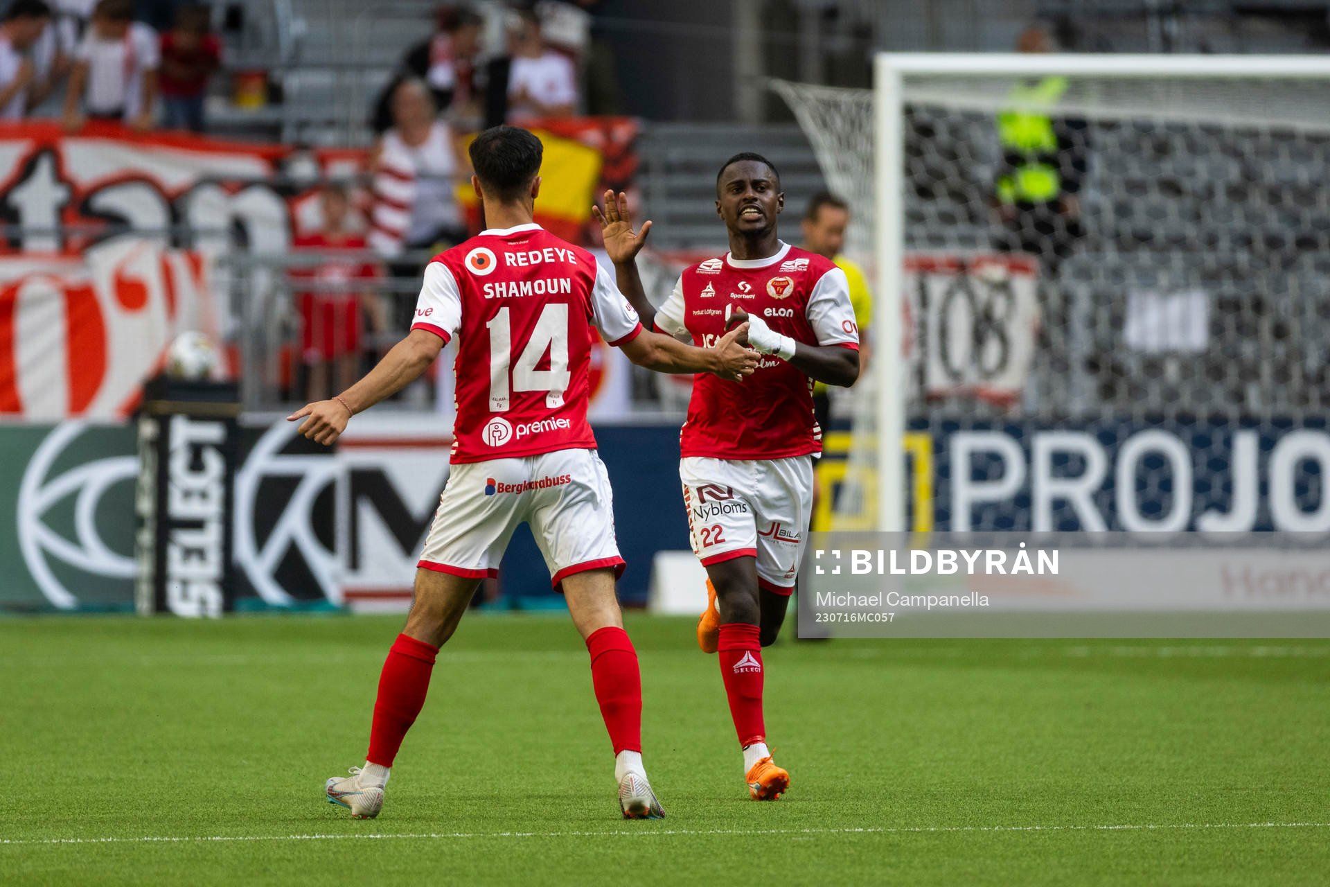 Kalmars Noah Shamoun jublar med Nahom Girmai Netabay efter 2-1 målet under fotbollsmatchen i Allsvenskan mellan Hammarby och Kalmar den 16 juli 2023 i Stockholm. 
