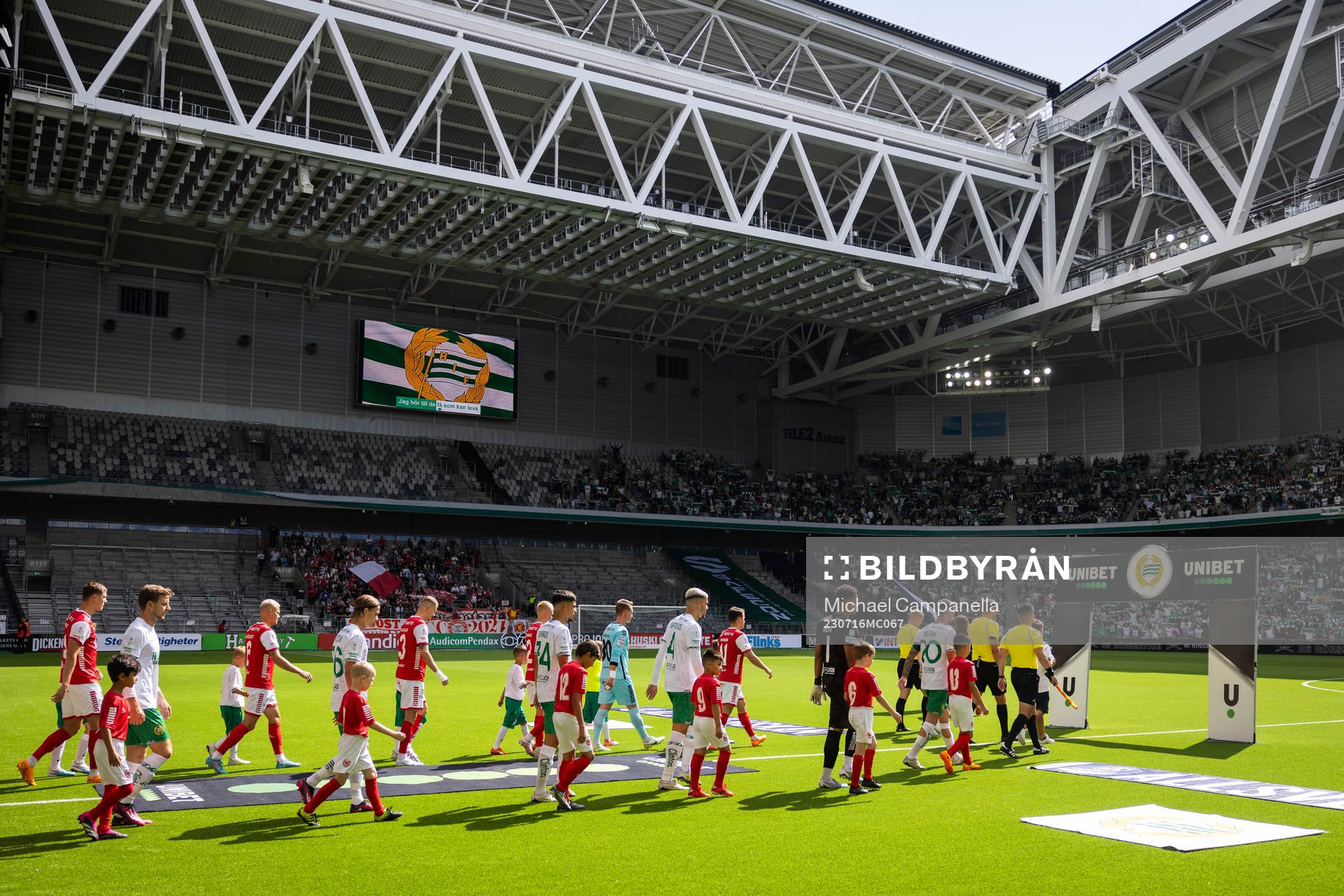 Lineup innan fotbollsmatchen i Allsvenskan mellan Hammarby