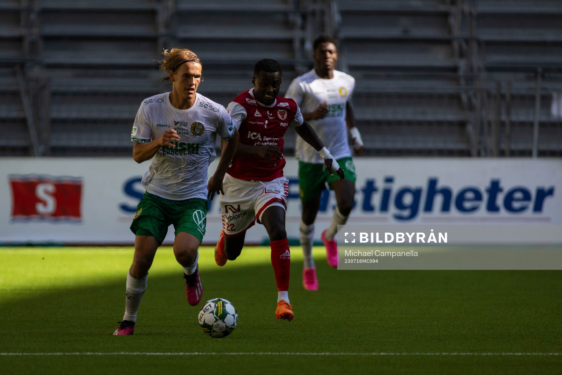 Hammarbys Markus Karlsson och Kalmars Nahom Girmai Netabay under fotbollsmatchen i Allsvenskan mellan Hammarby och Kalmar den 16 juli 2023 i Stockholm. 