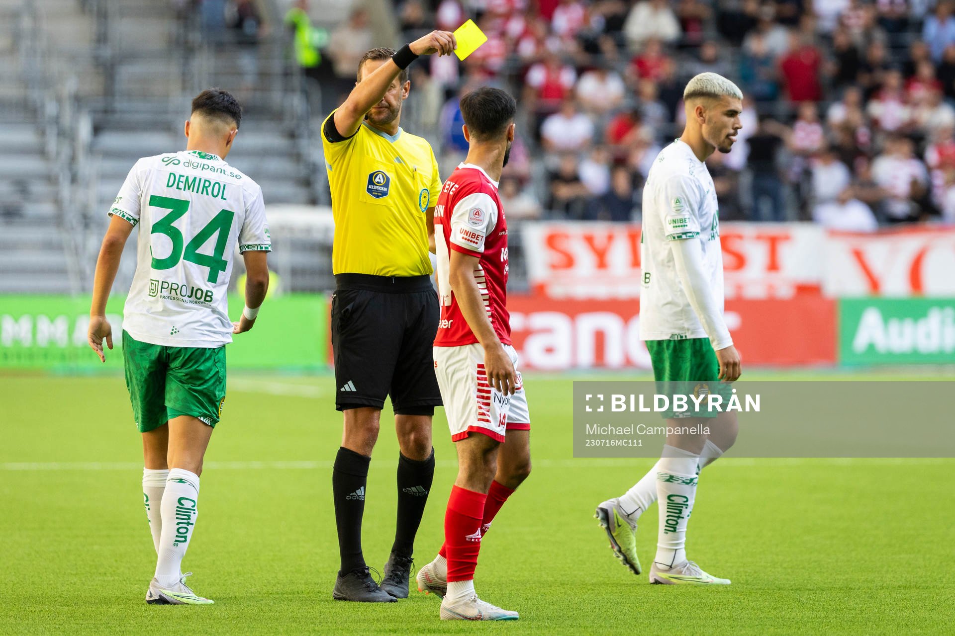 Domare Victor Wolf visar ett gult kort till Kalmars Noah Shamoun under fotbollsmatchen i Allsvenskan mellan Hammarby och Kalmar den 16 juli 2023 i Stockholm.