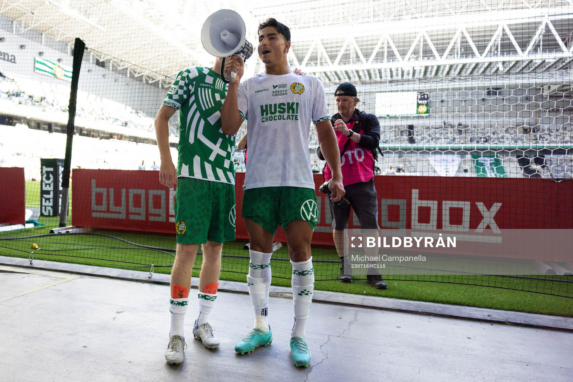 Hammarbys Marcus Rafferty och Jusef Erabi firar framför publiken efter fotbollsmatchen i Allsvenskan mellan Hammarby och Kalmar den 16 juli 2023 i Stockholm.