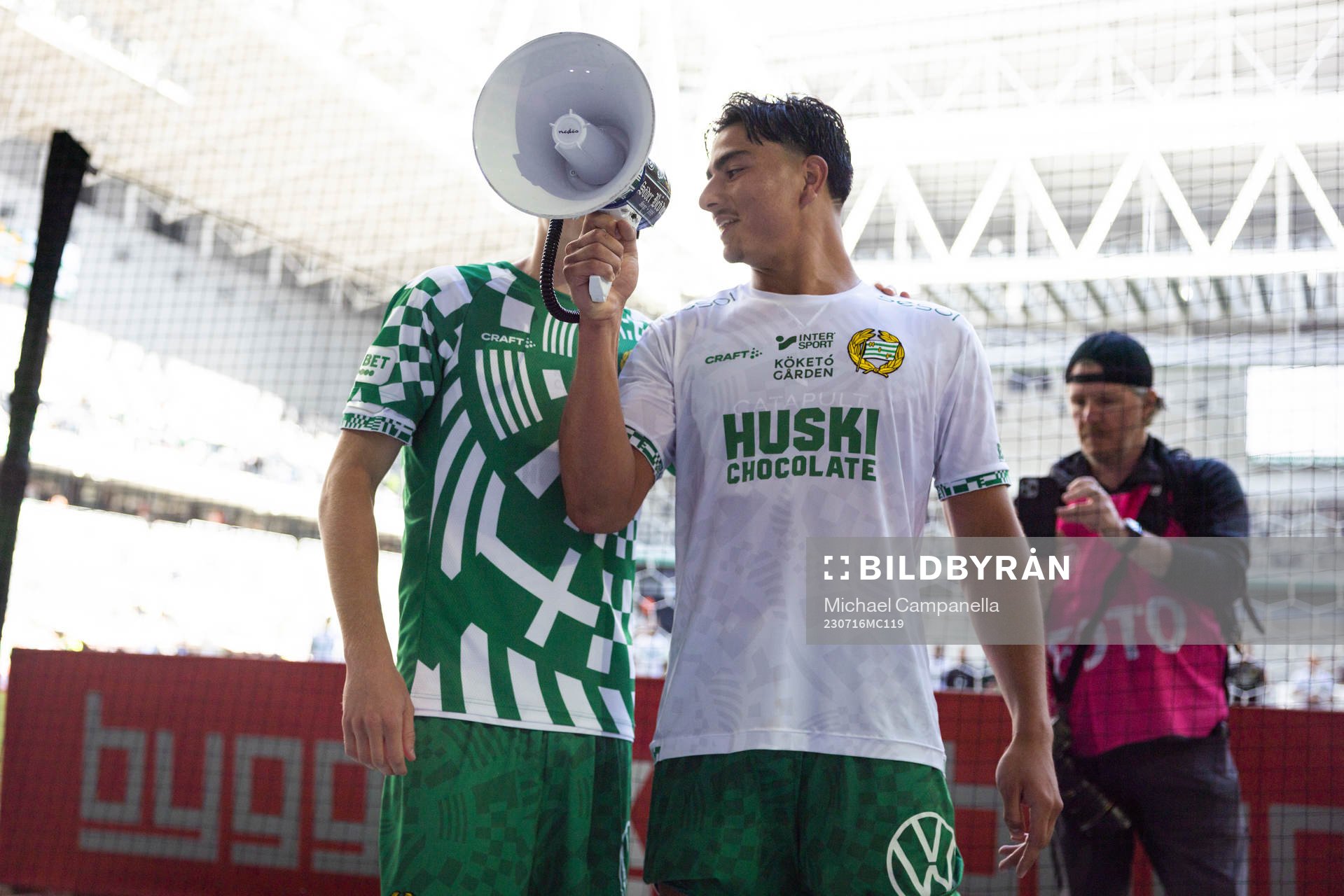 Hammarbys Marcus Rafferty och Jusef Erabi firar framför publiken efter fotbollsmatchen i Allsvenskan mellan Hammarby och Kalmar den 16 juli 2023 i Stockholm.