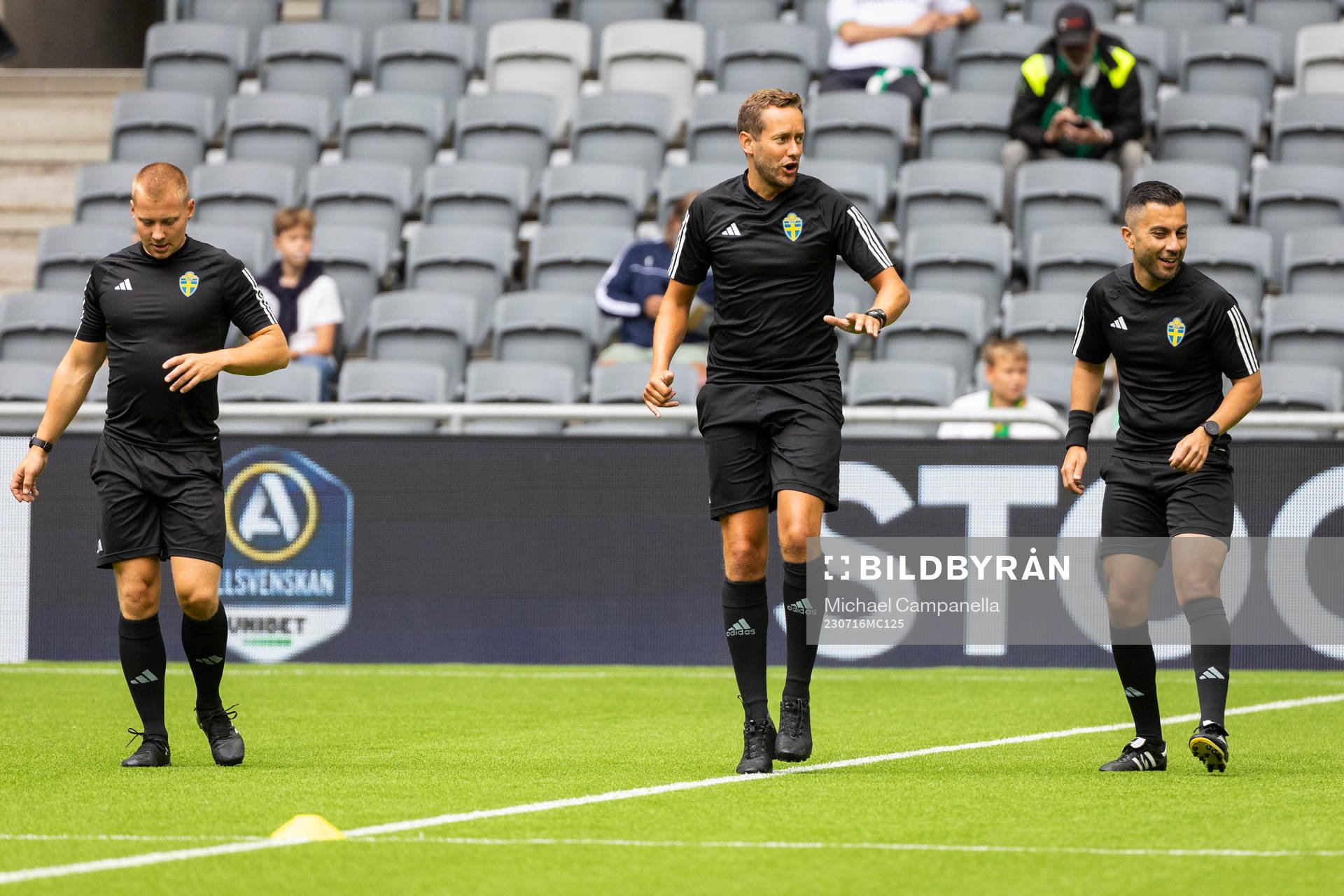 Assisterande domare Anton Sjöberg, domare Victor Wolf  och assisterande domare Mahbod Beigi under uppvärmning innan fotbollsmatchen i Allsvenskan mellan Hammarby och Kalmar den 16 juli 2023 i Stockholm. 