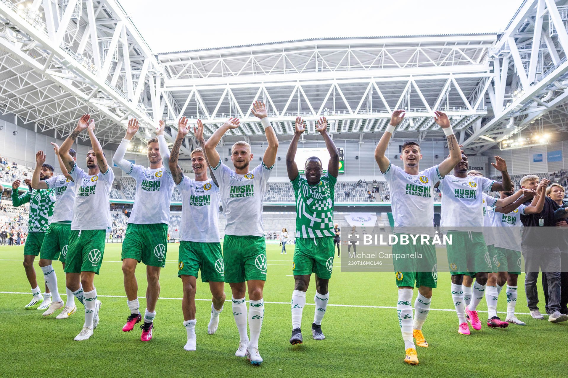 Hammarbys spelarna tackar publiken