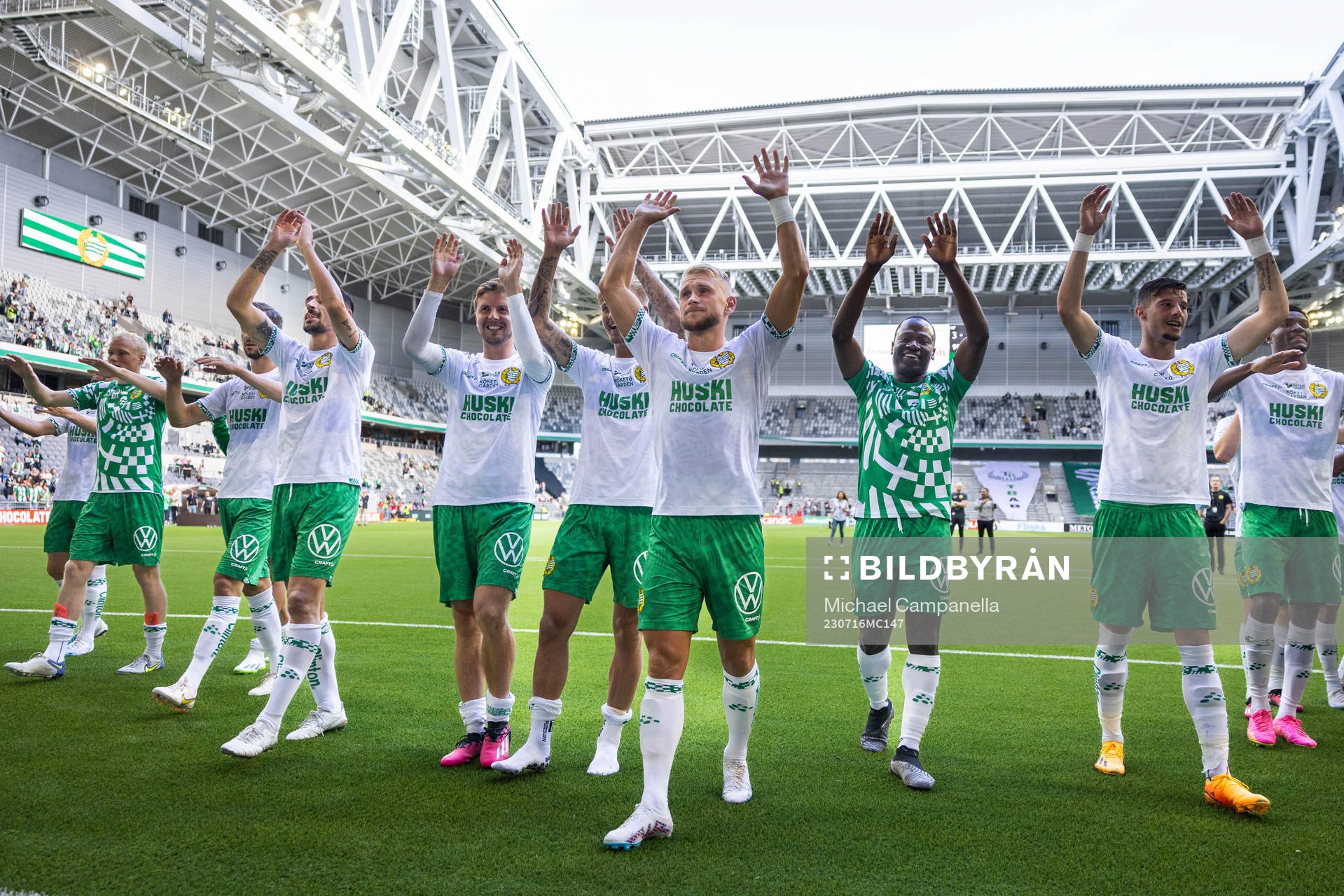 Hammarbys spelarna tackar publiken