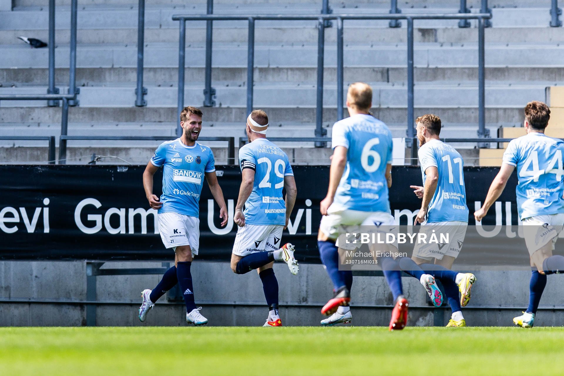 Gefles Nils Eriksson jublar med lagkamrater