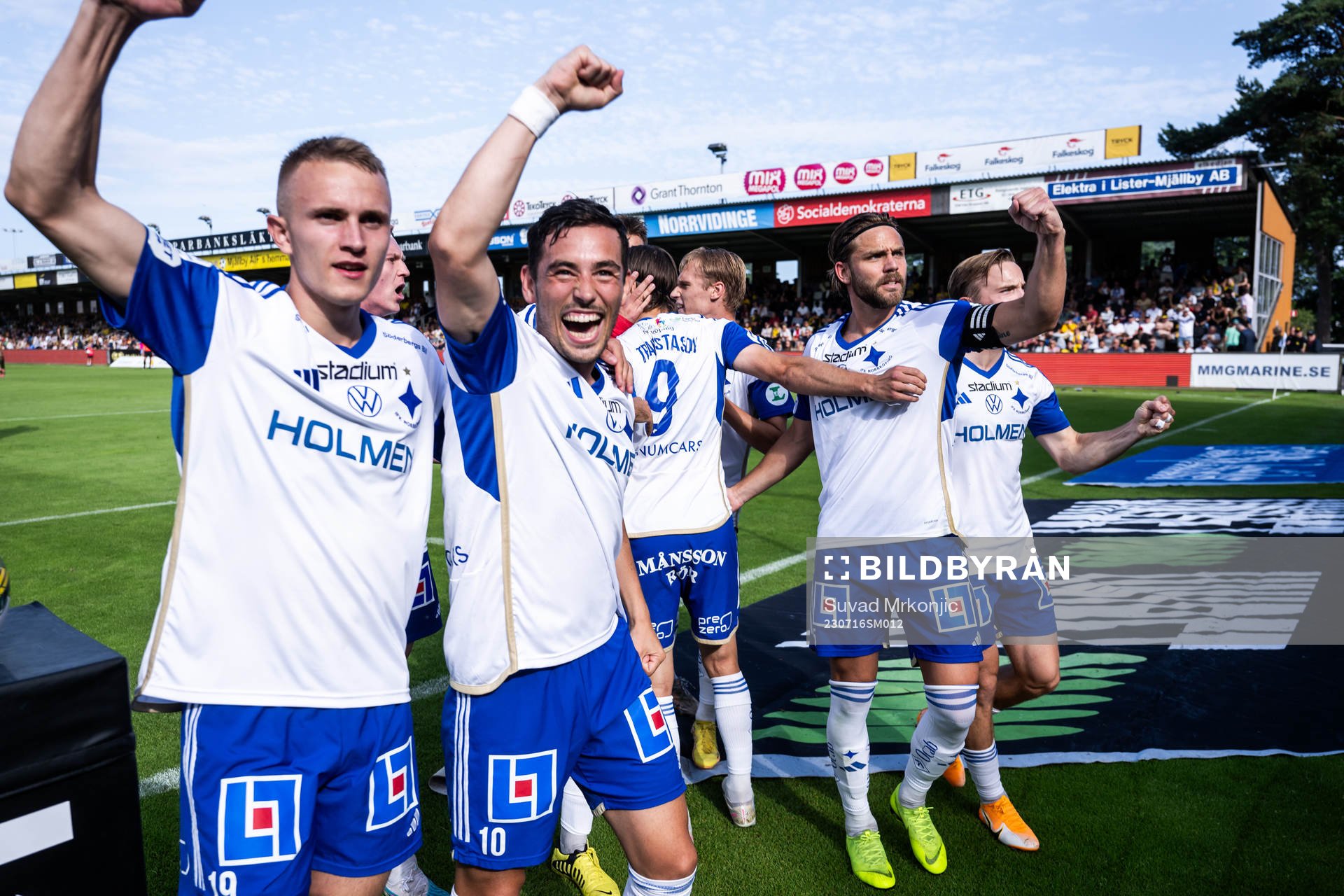 IFK Norrköpings Arnor Traustason jublar med lagkamrater