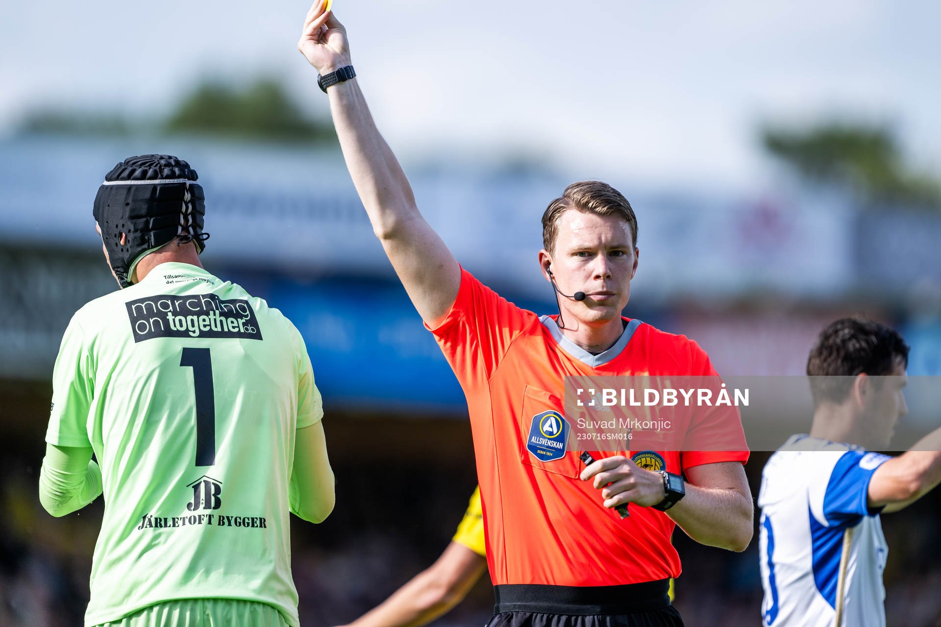 Mjällbys Noel Törnqvist och domare Oscar Johnson