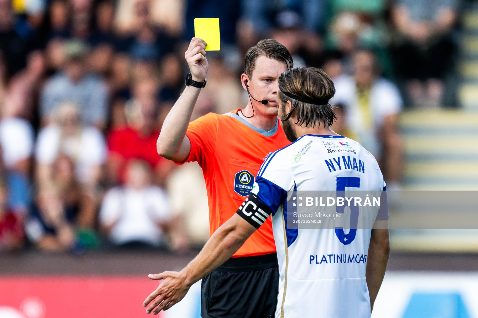 Domare Oscar Johnson ger ett gult kort till IFK