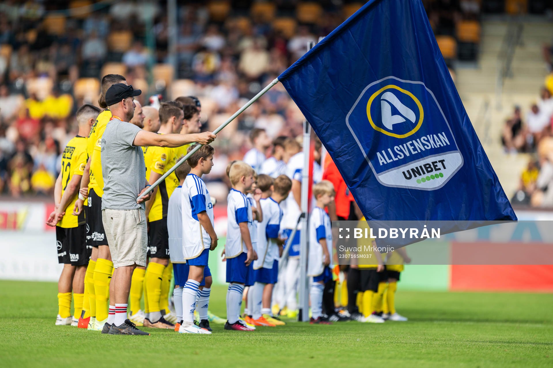 En flagga med Allsvenskans och Unibets logga under fotbollsmatchen i Allsvenskan mellan Mjällby och IFK Norrköping den 16 juli 2023 i Hällevik.