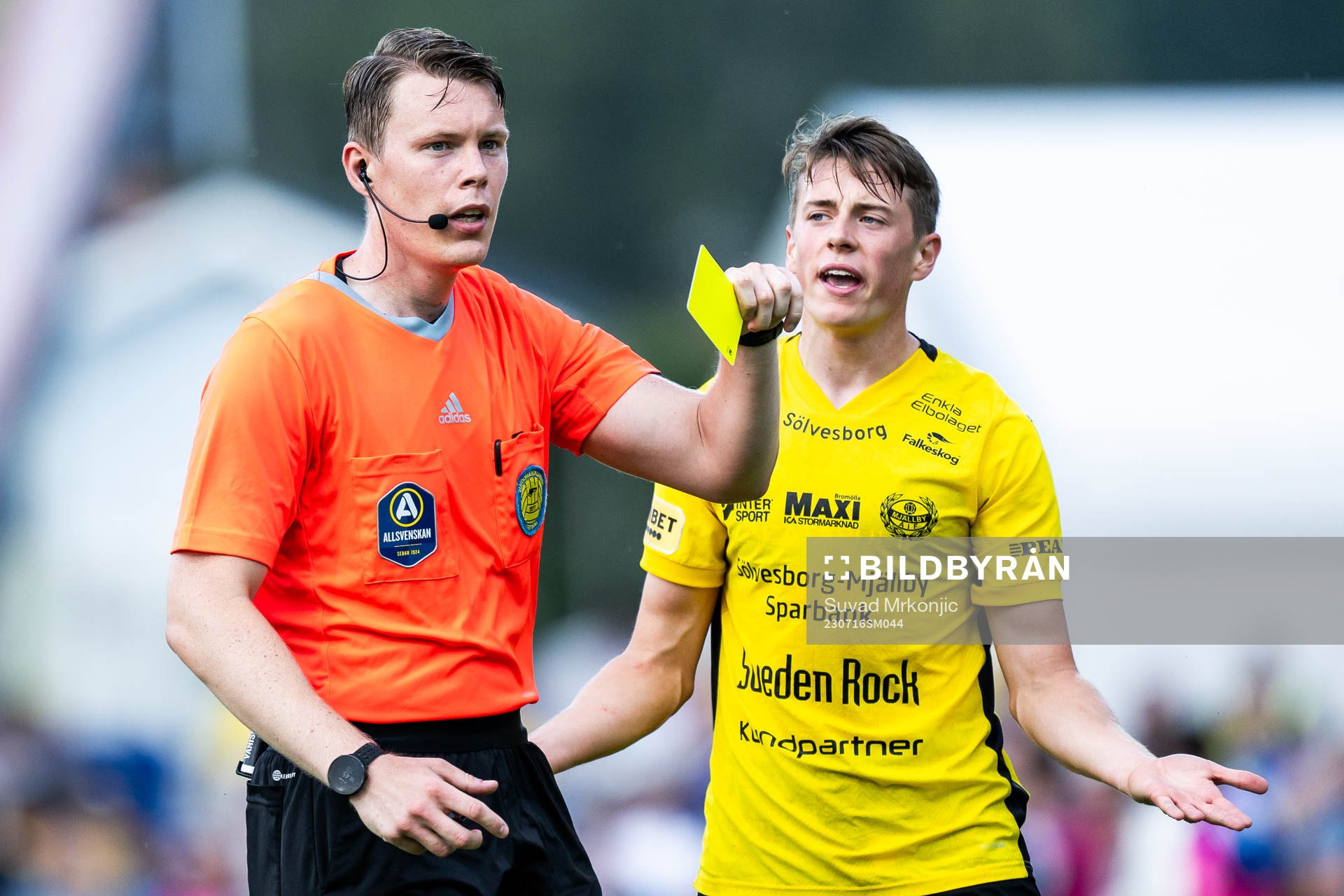 Domare Oscar Johnson ger Mjällbys Elliot Stroud ett gult