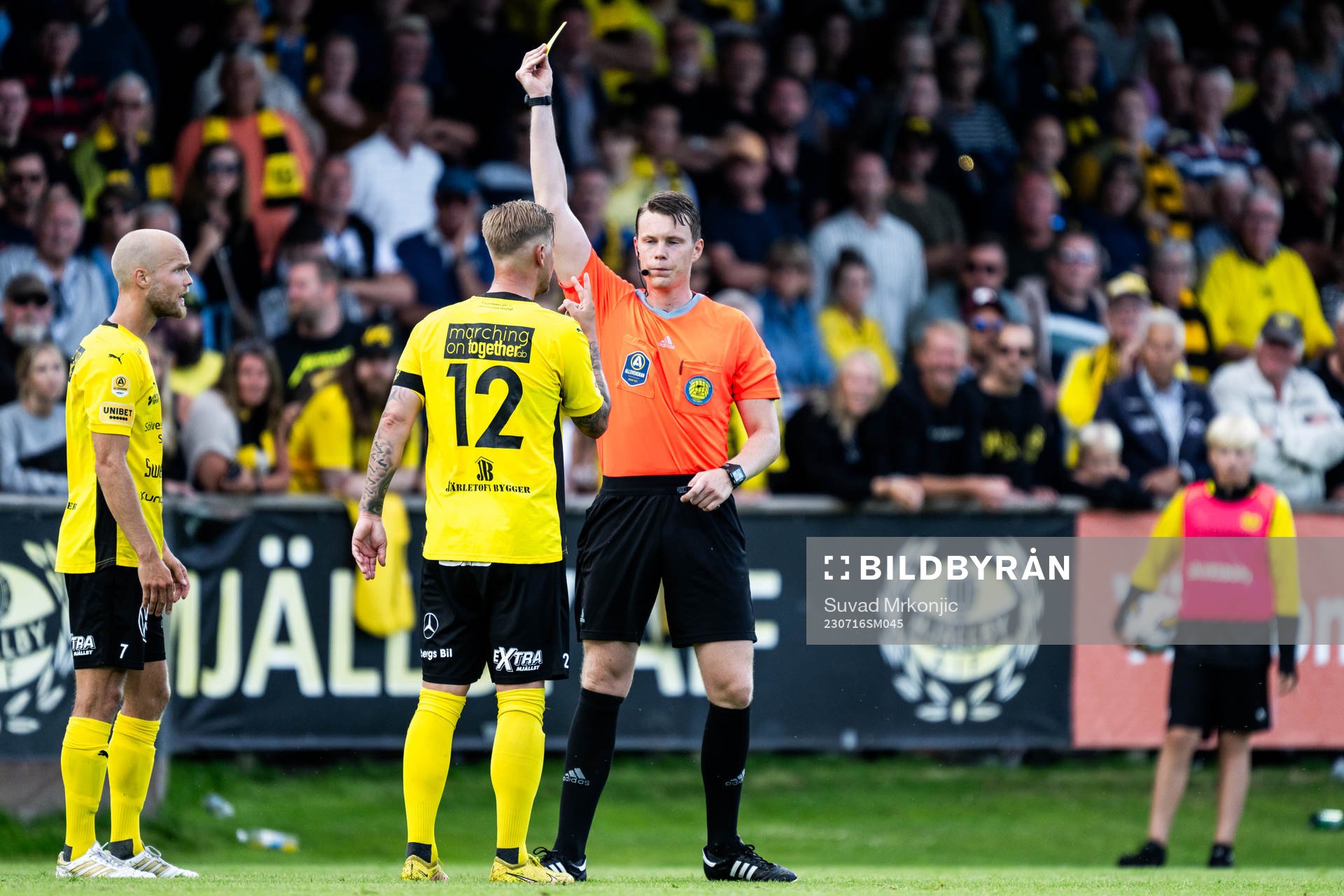 Mjällbys David Löfquist får ett gult kort av domare