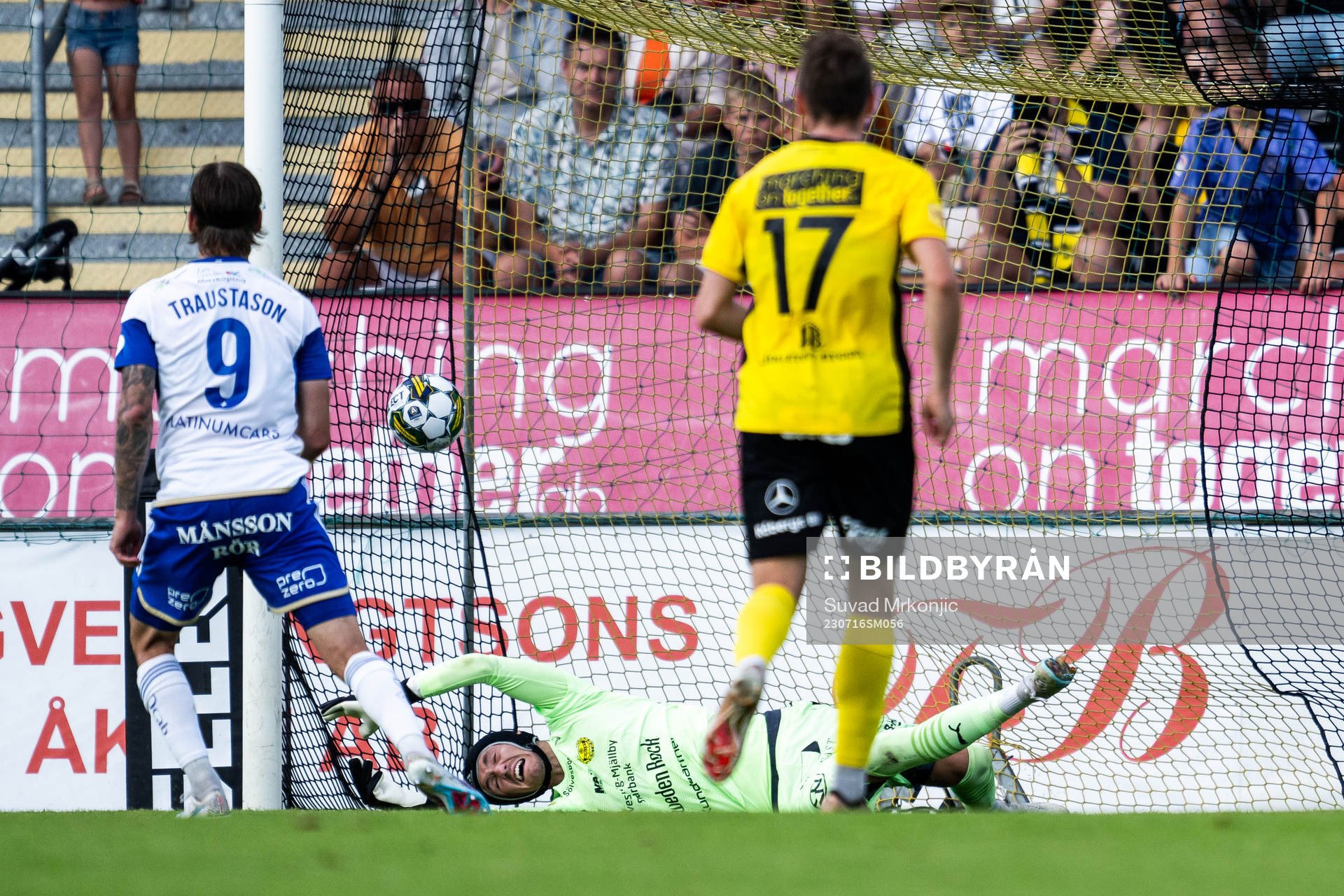 IFK Norrköpings Arnor Traustason gör 0-2 bakom Mjällbys Noel Törnqvist under fotbollsmatchen i Allsvenskan mellan Mjällby och IFK Norrköping den 16 juli 2023 i Hällevik.