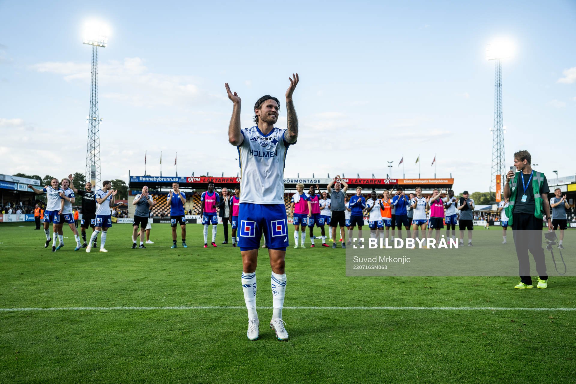 IFK Norrköpings Arnor Traustason jublar med lagkamrater efter fotbollsmatchen i Allsvenskan mellan Mjällby och IFK Norrköping den 16 juli 2023 i Hällevik.