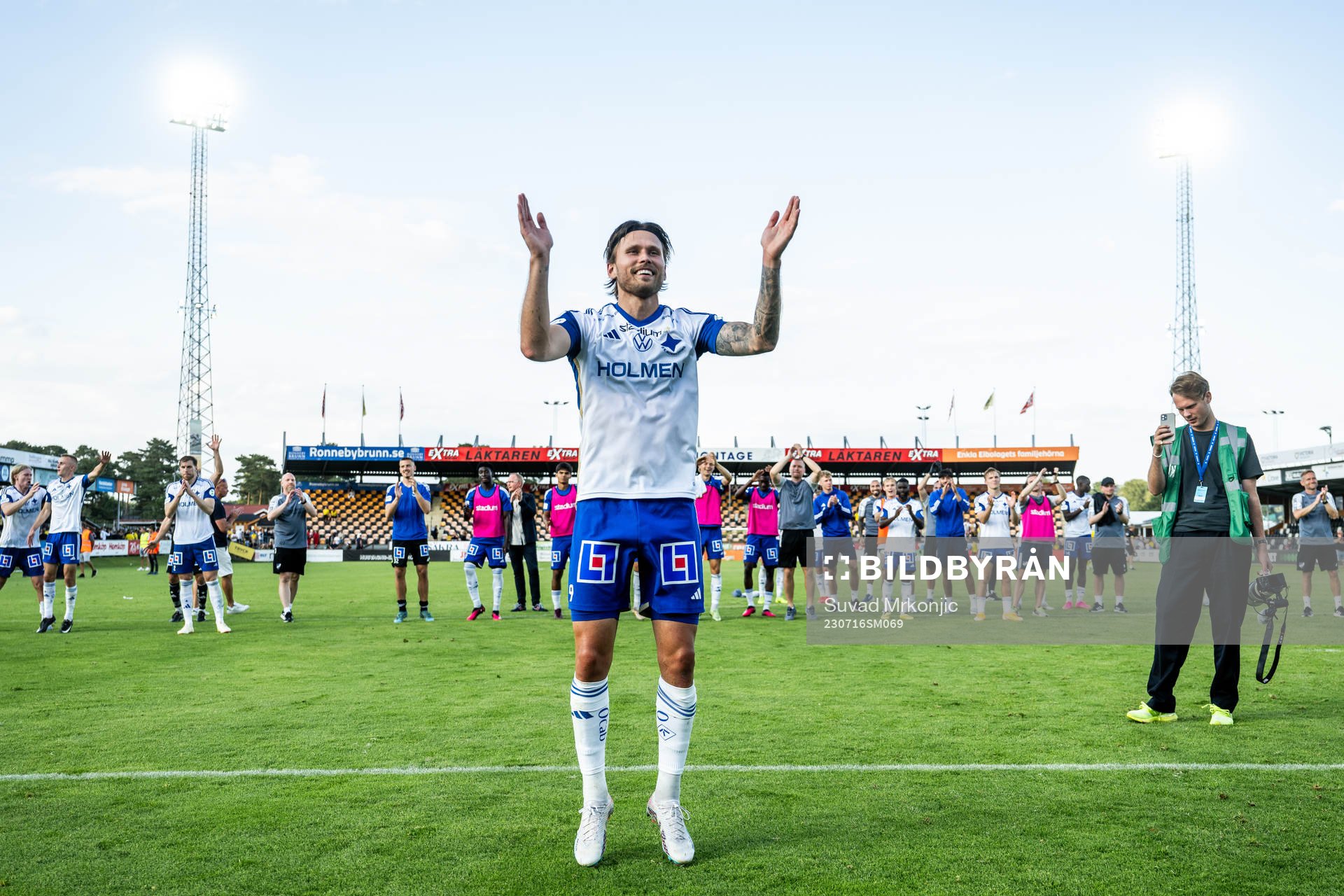 IFK Norrköpings Arnor Traustason jublar med lagkamrater efter fotbollsmatchen i Allsvenskan mellan Mjällby och IFK Norrköping den 16 juli 2023 i Hällevik.