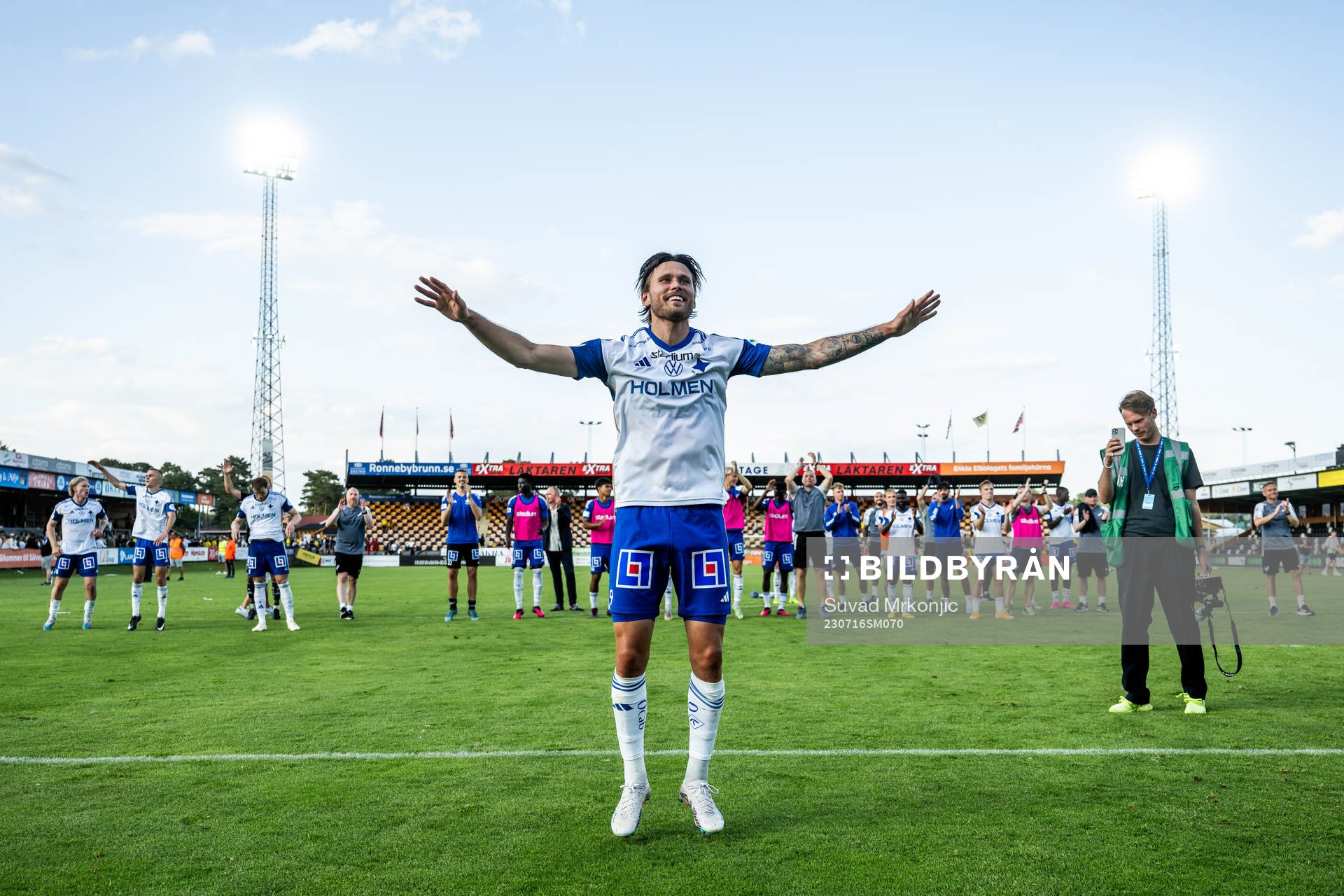 IFK Norrköpings Arnor Traustason jublar med lagkamrater efter fotbollsmatchen i Allsvenskan mellan Mjällby och IFK Norrköping den 16 juli 2023 i Hällevik.