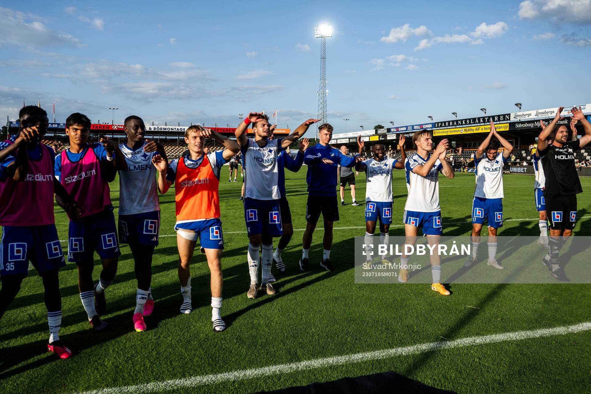 IFK Norrköpings spelare jublar efter fotbollsmatchen i Allsvenskan mellan Mjällby och IFK Norrköping den 16 juli 2023 i Hällevik. 