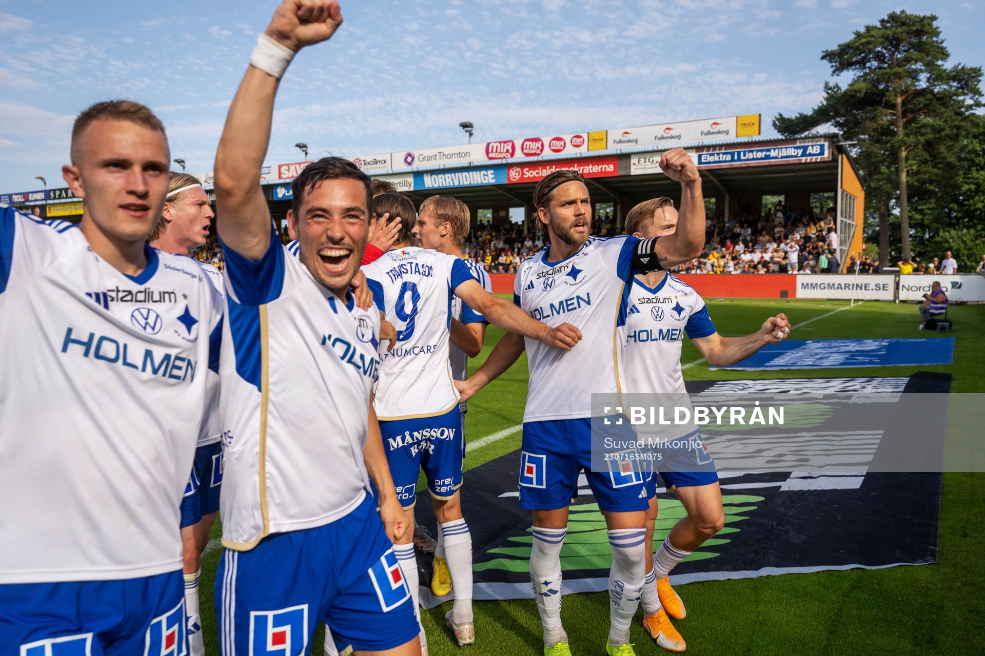 IFK Norrköpings Arnor Traustason jublar med lagkamrater