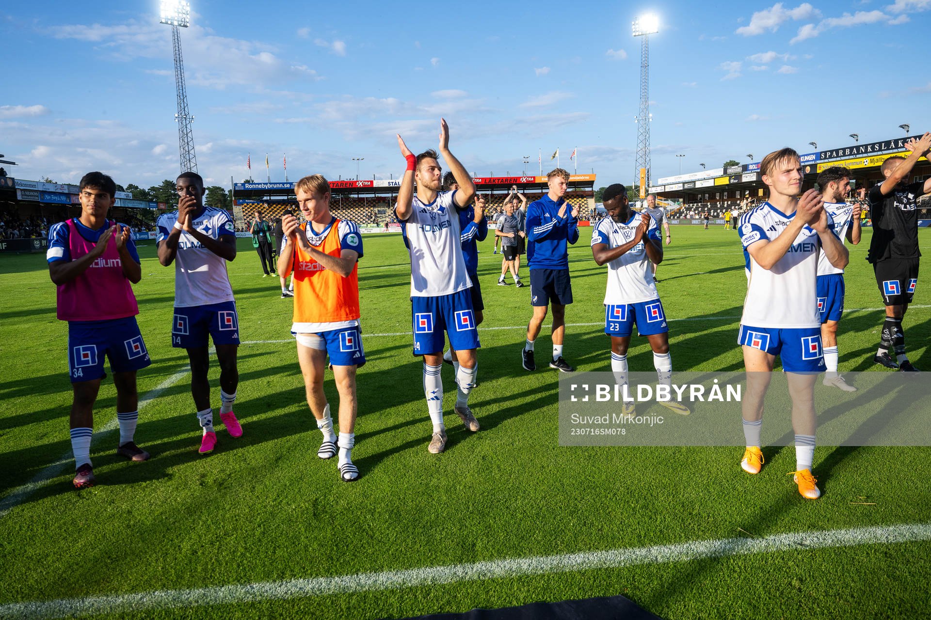 IFK Norrköpings spelare jublar efter fotbollsmatchen i Allsvenskan mellan Mjällby och IFK Norrköping den 16 juli 2023 i Hällevik. 