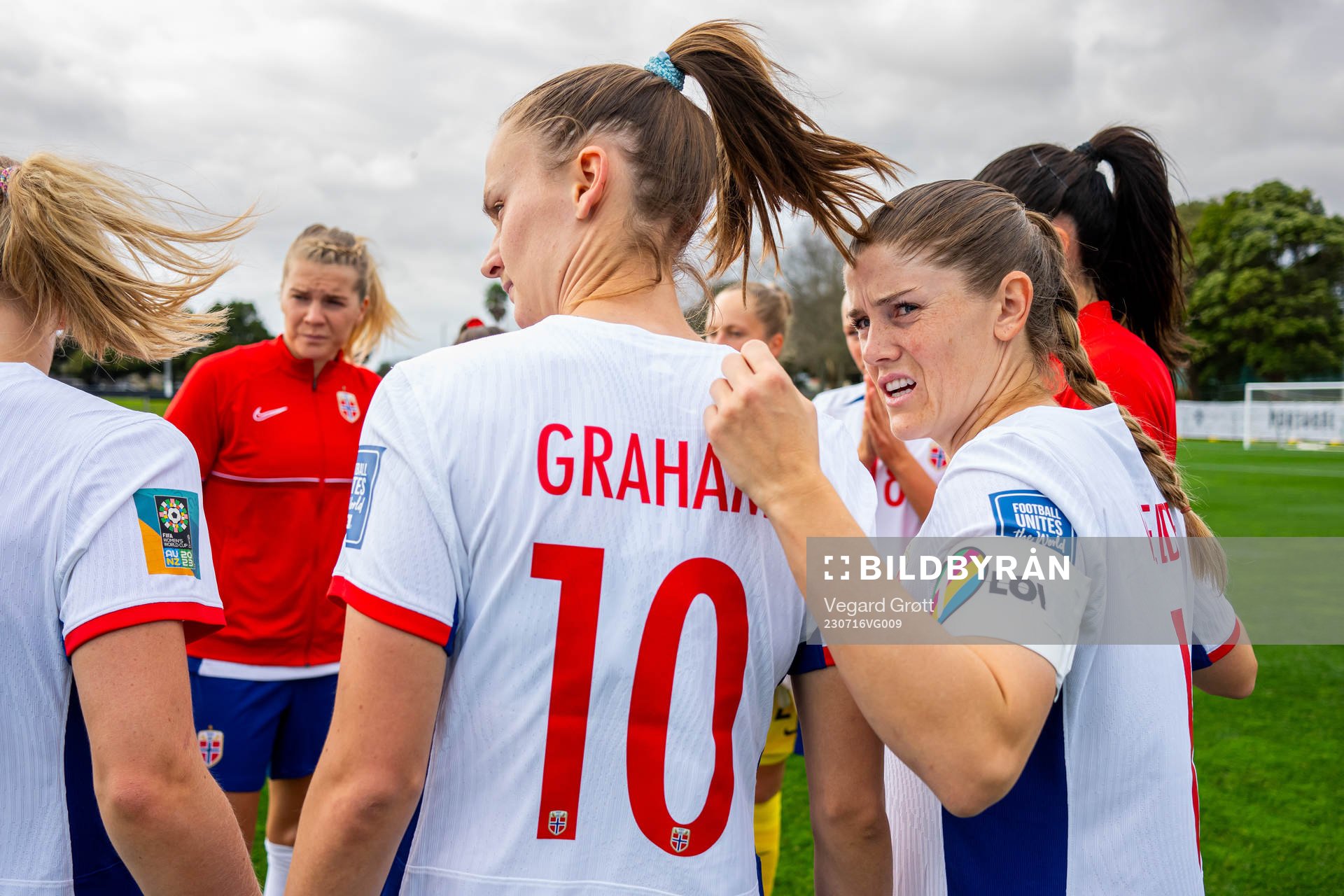 Maren Mjelde and players of Norway