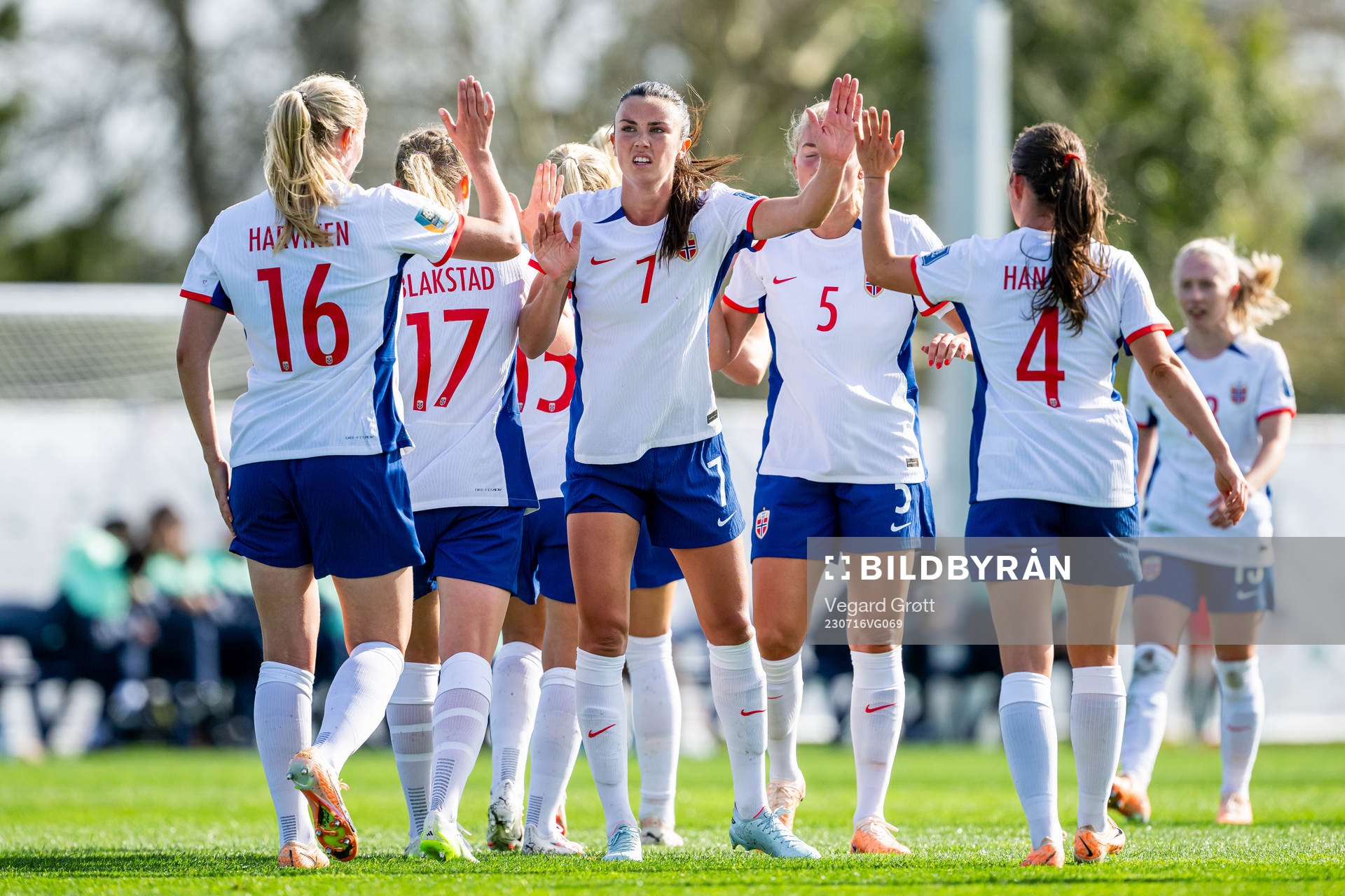 Ingrid Syrstad Engen and players of Norway celebrate