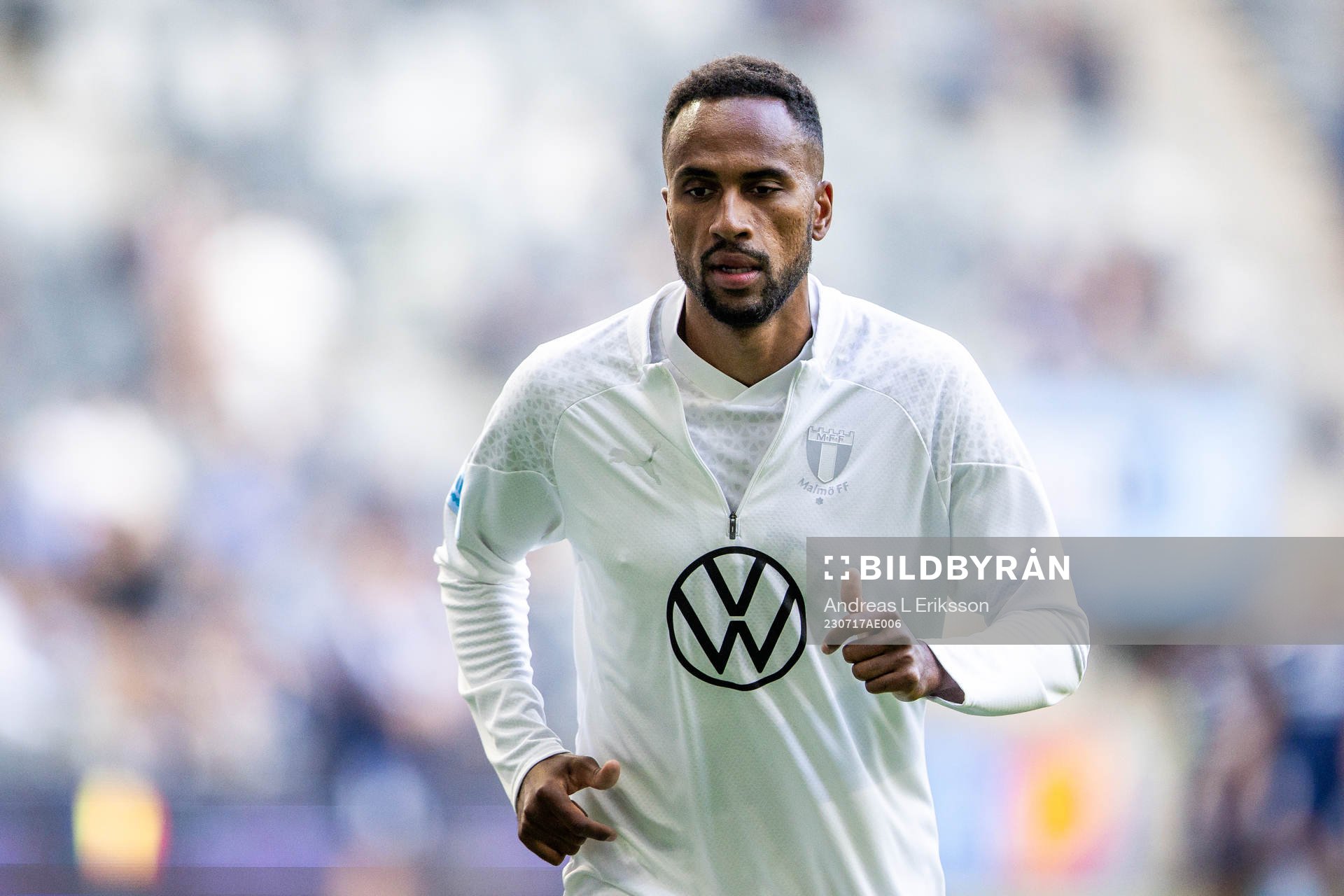 Malmö FFs Isaac Kiese Thelin värmer upp