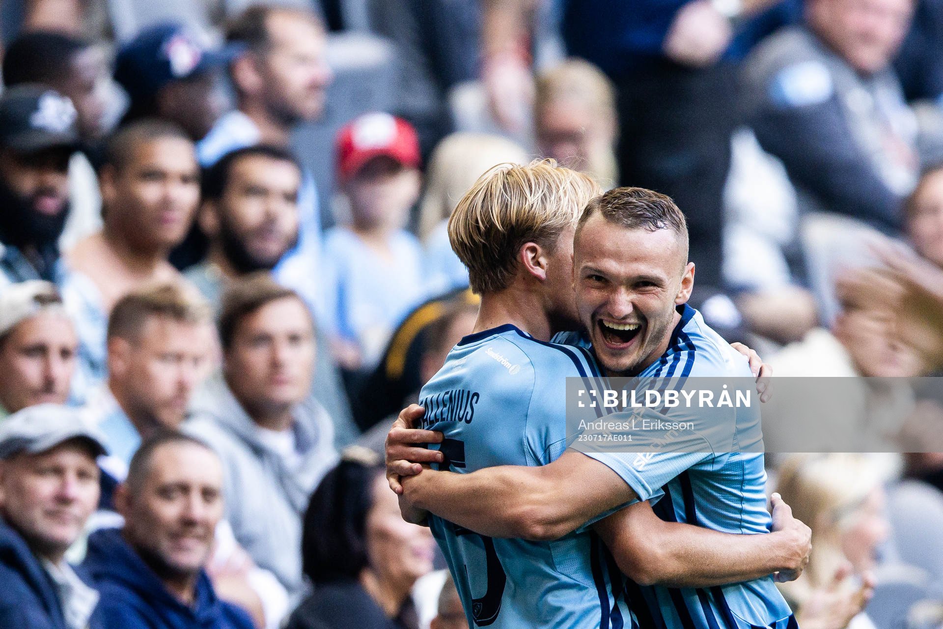 Djurgårdens Oskar Fallenius och Piotr Johansson jublar