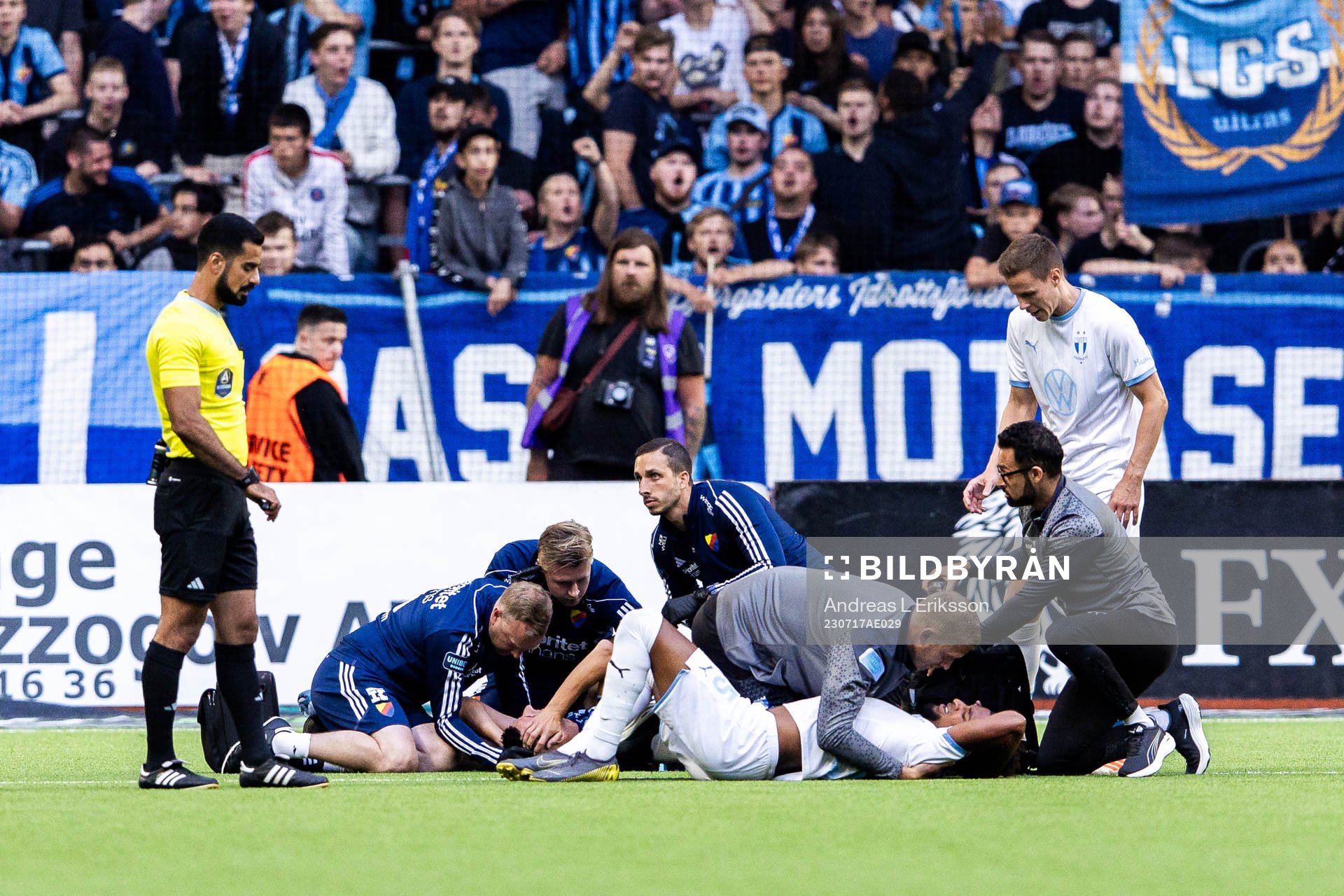 Djurgårdens Haris Radetinac och Malmö FFs Joseph Ceesay har ont under fotbollsmatchen i Allsvenskan mellan Djurgården och Malmö FF den 17 juli 2023 i Stockholm.