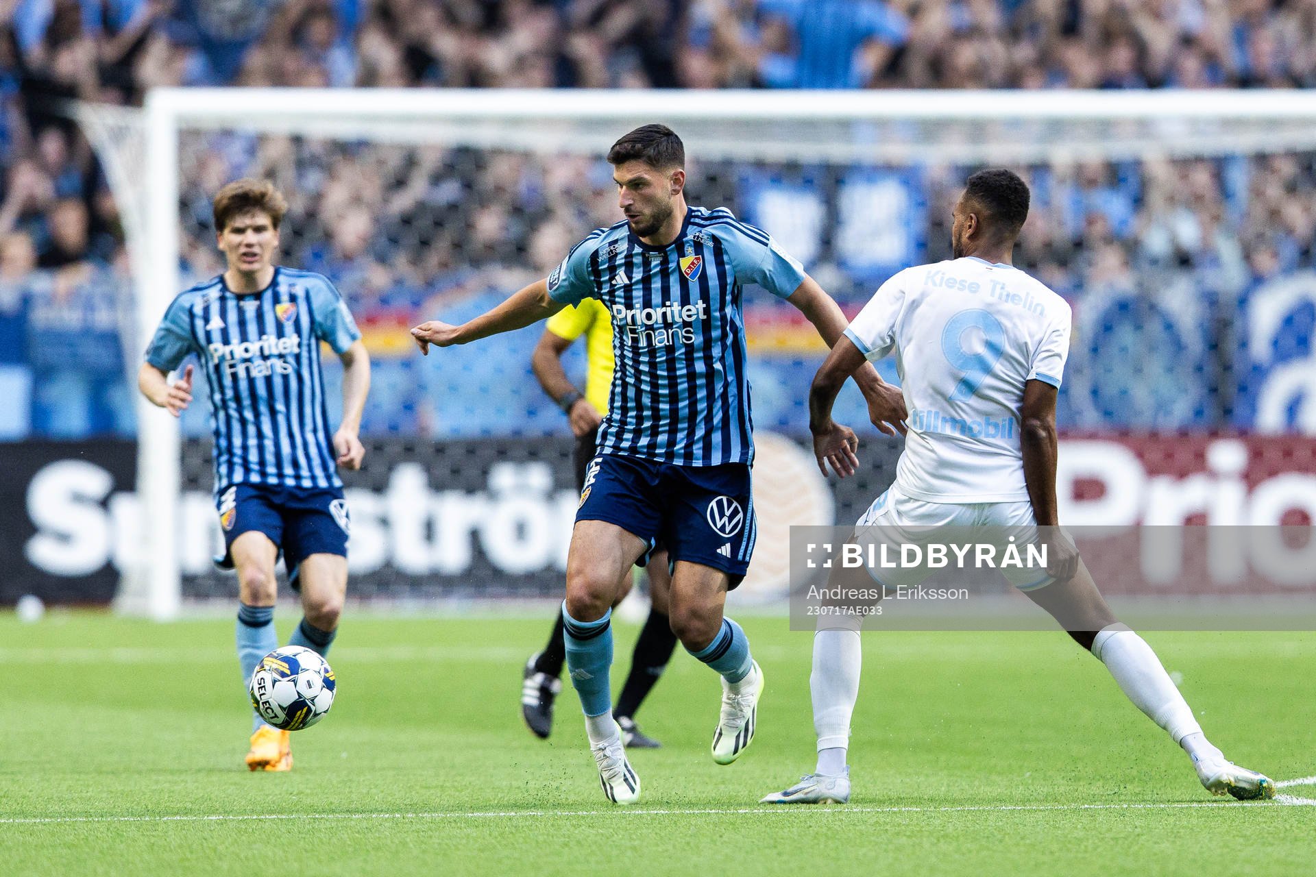 Djurgårdens Besard Sabovic och Malmö FFs Isaac Kiese