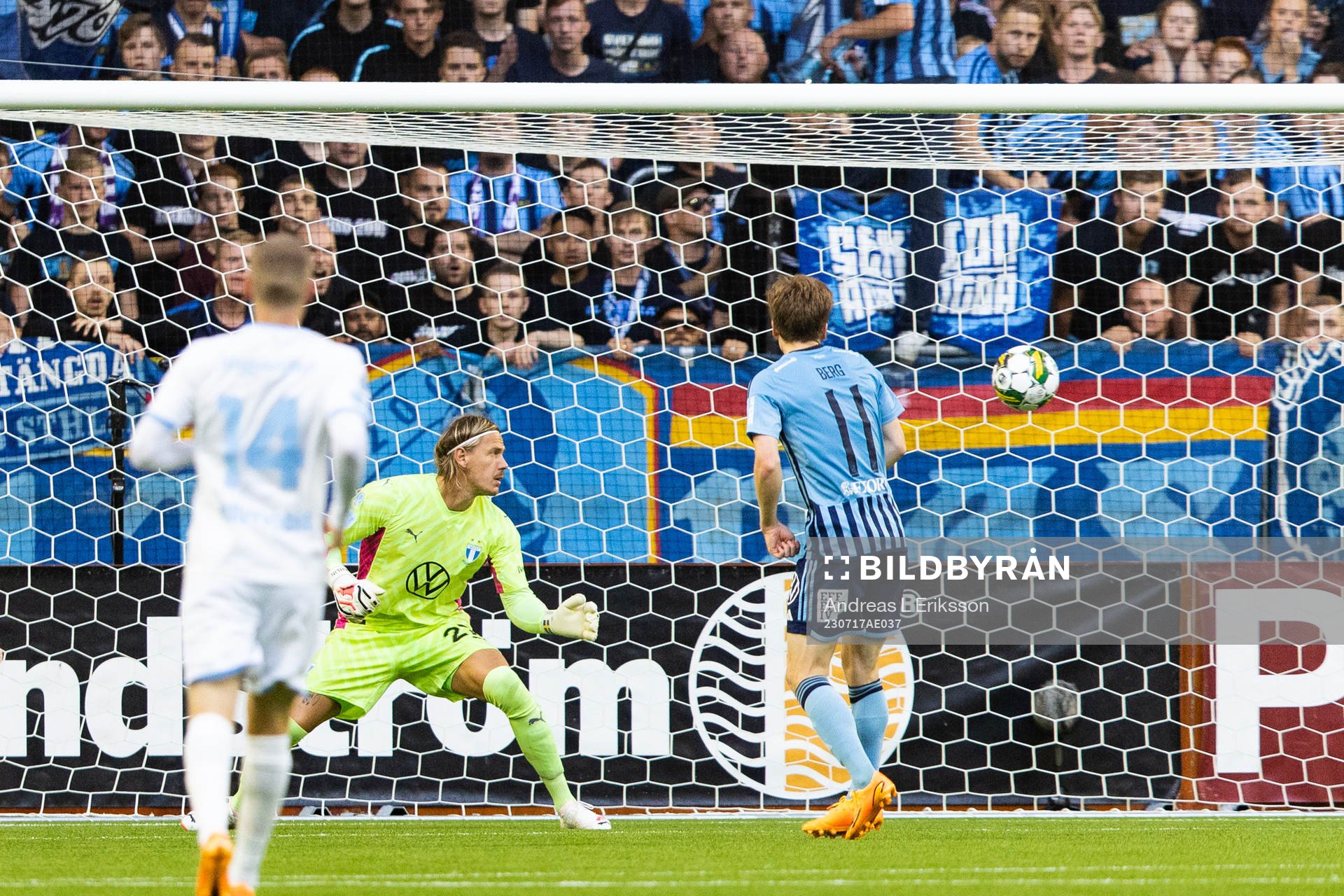 Malmö FFs målvakt Johan Dahlin ser bollen gå i mål till