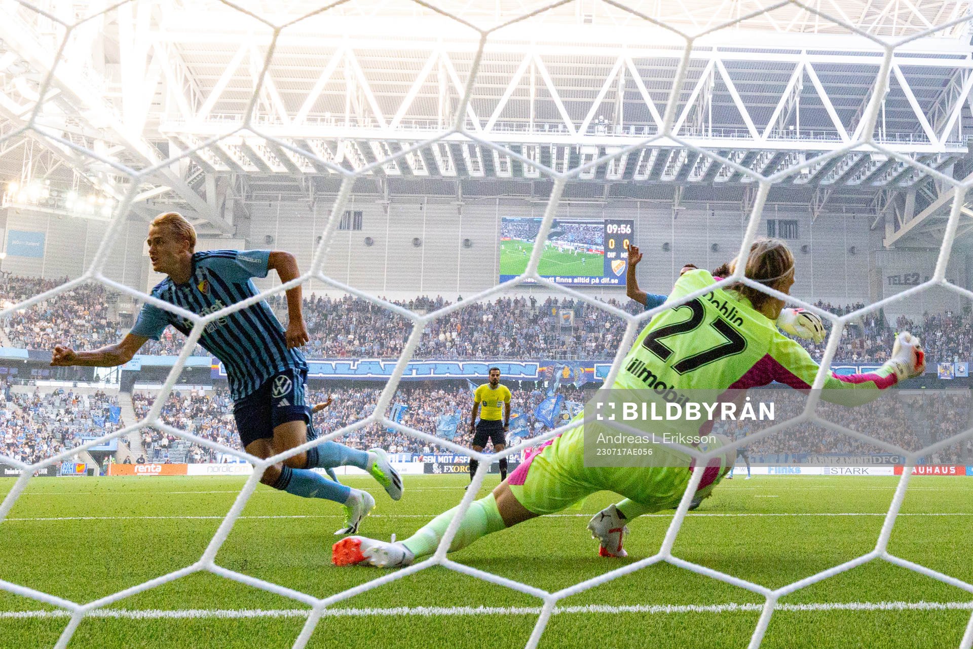 Djurgårdens Oskar Fallenius gör 1-0 bakom Malmö FFs