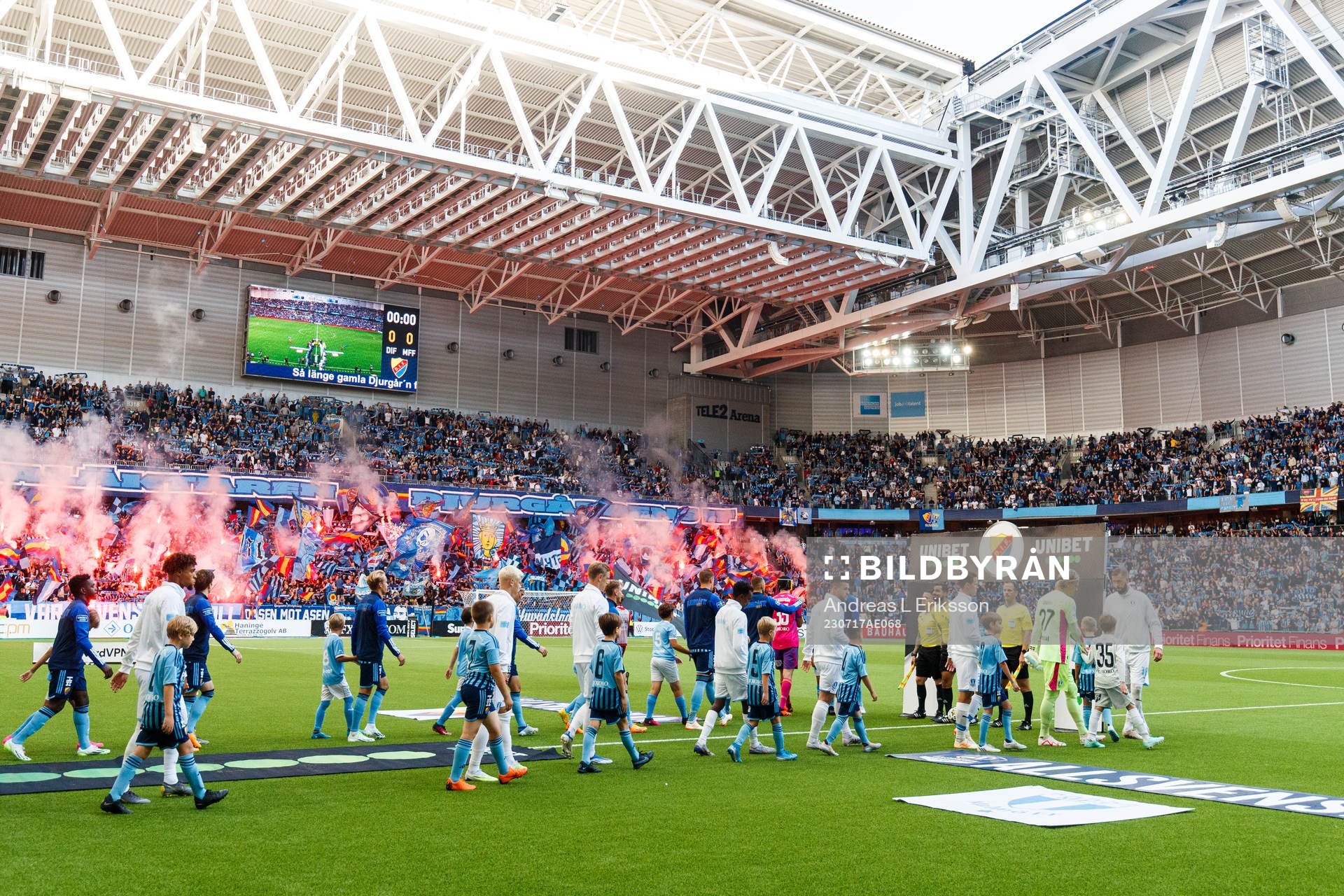Spelare och domarteamet gör entré