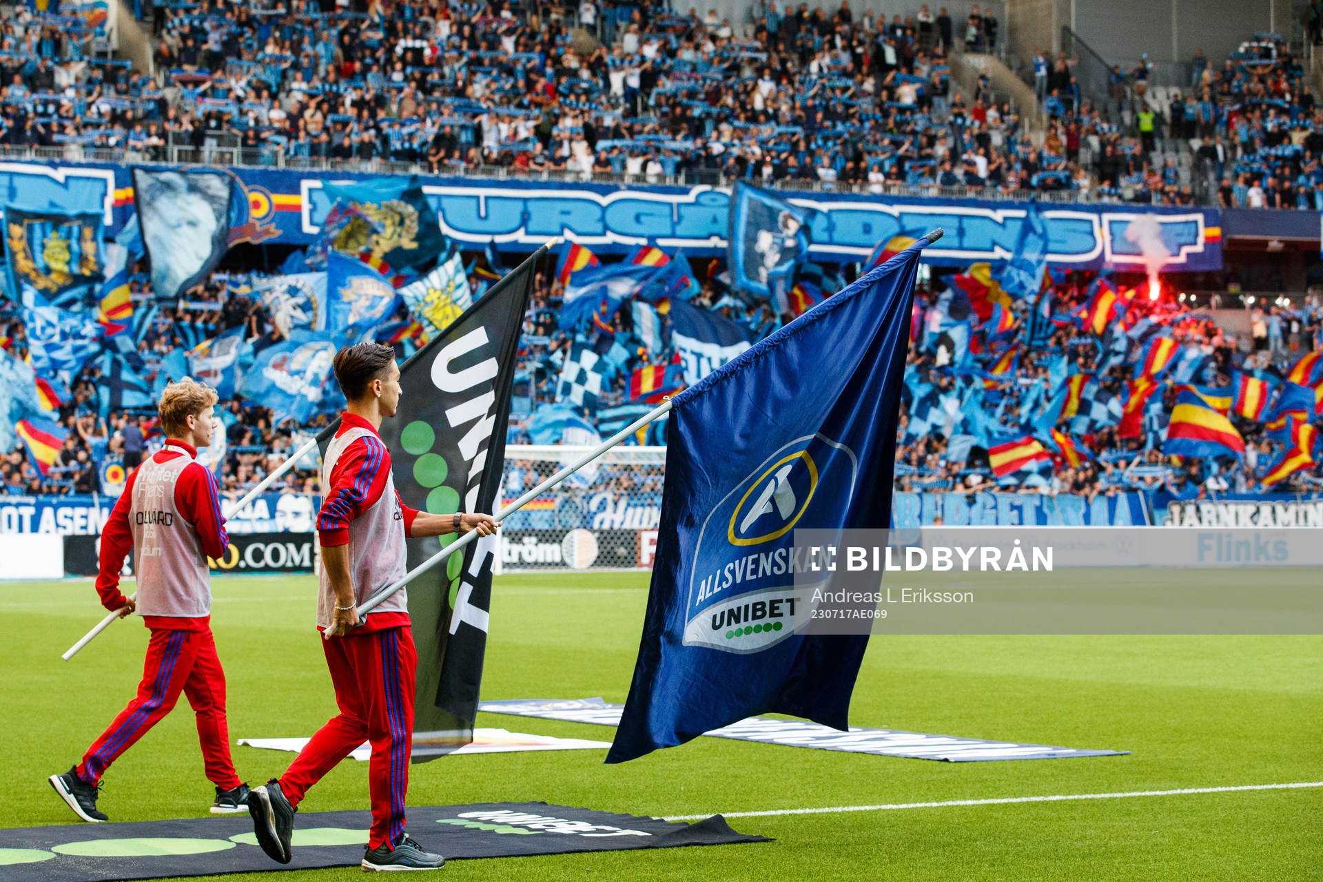 Flaggbärare innan fotbollsmatchen i Allsvenskan mellan