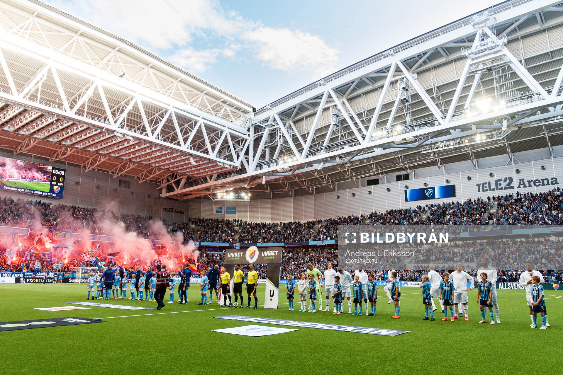 Spelare och domarteamet ställer upp