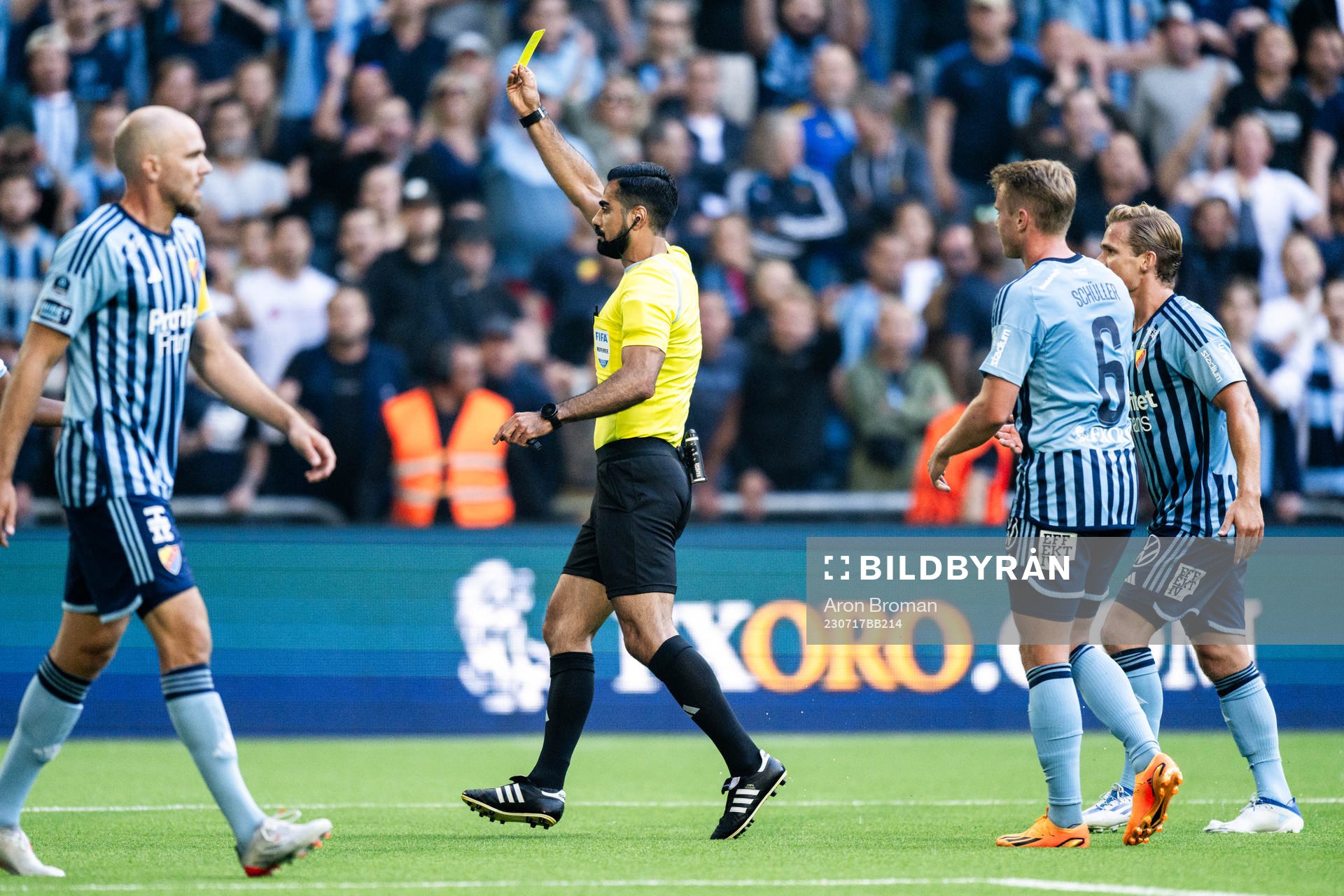Djurgårdens Elias Andersson får ett gult kort av domare
