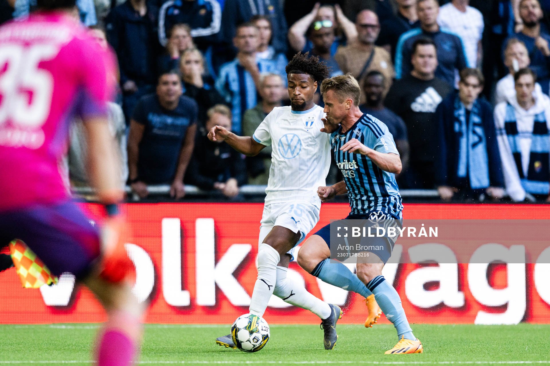 Malmö FFs Joseph Ceesay och Djurgårdens Rasmus Schuller