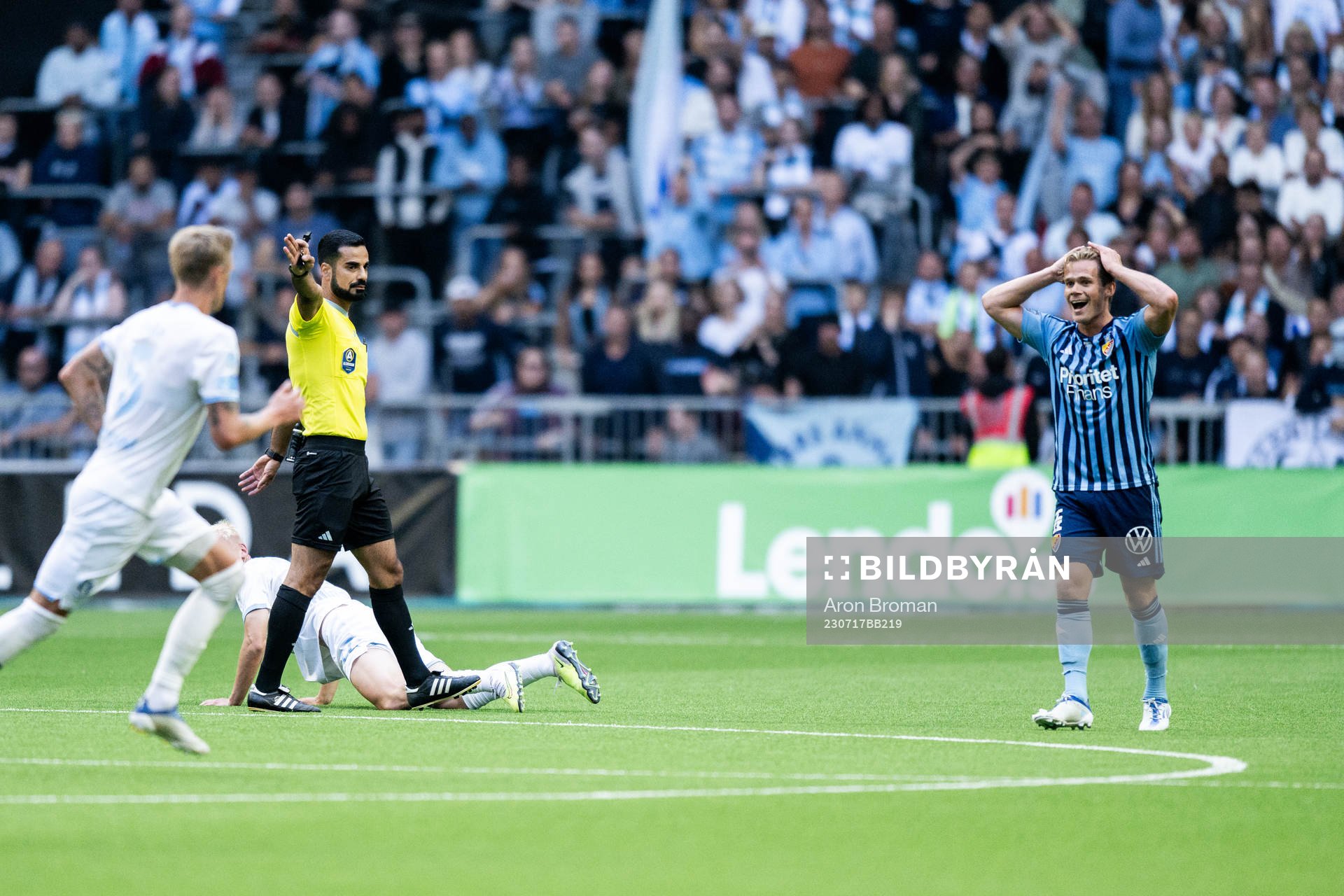 Domare Mohammed Al-Hakim och Djurgårdens Hampus Finndell
