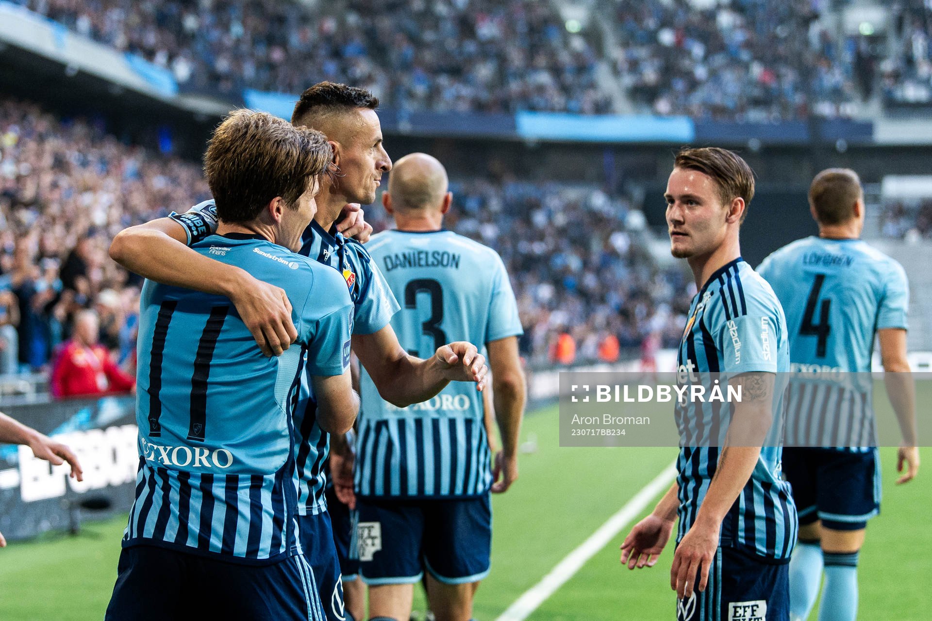Djurgårdens Oliver Berg, Haris Radetinac och Noel Milleskog jublar efter 2-0 under fotbollsmatchen i Allsvenskan mellan Djurgården och Malmö FF den 17 juli 2023 i Stockholm.